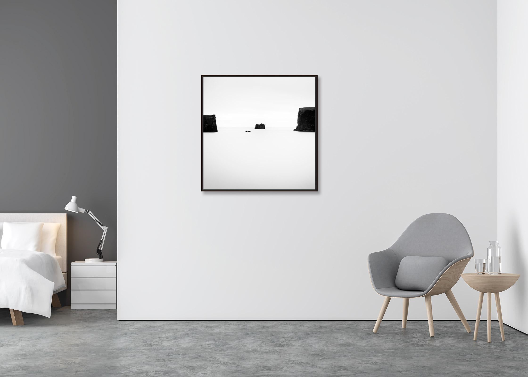 Rocas Negras, Islandia, minimalista, fotografía mono, paisaje marino, edición limitada - Photograph Contemporáneo de Gerald Berghammer