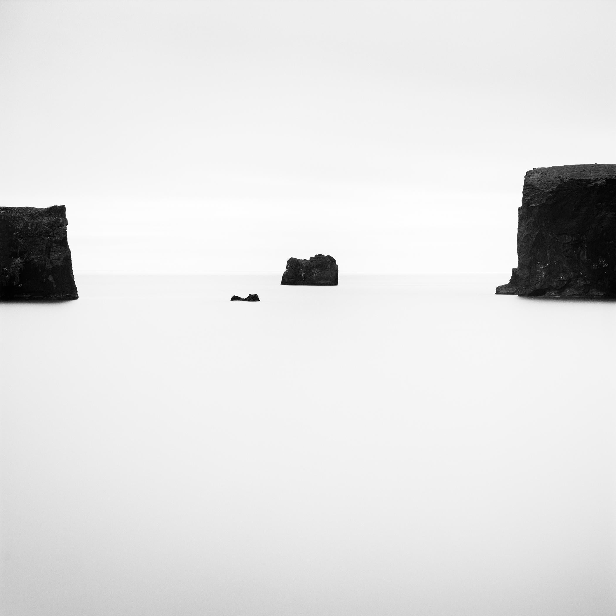 Schwarze Felsen, Island, minimalistisch, Monofotografie, Meereslandschaft, limitierte Auflage