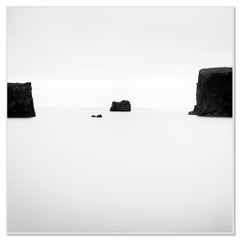 Schwarze Felsen, Island, minimalistisch, Monofotografie, Meereslandschaft, limitierte Auflage