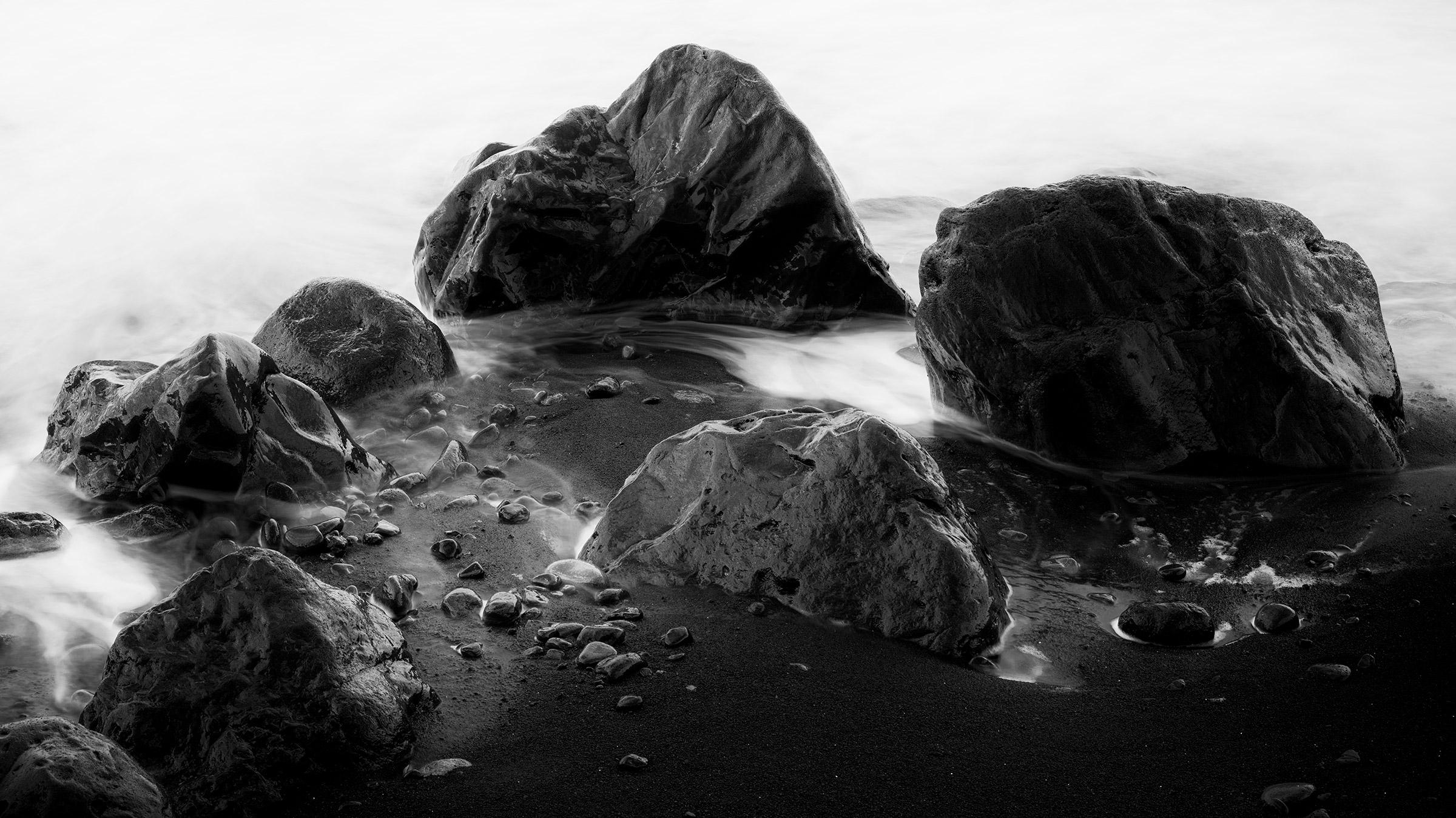 Gerald Berghammer Landscape Photograph – Schwarz-Weiß-Fotografie von Black Stone Beach, Schwarz-Weiß-Fotografie, limitierte Auflage, Meereslandschaftsdruck