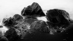 Plage de Black Stone, rochers géants, surf, Madère, Portugal, photo en noir et blanc