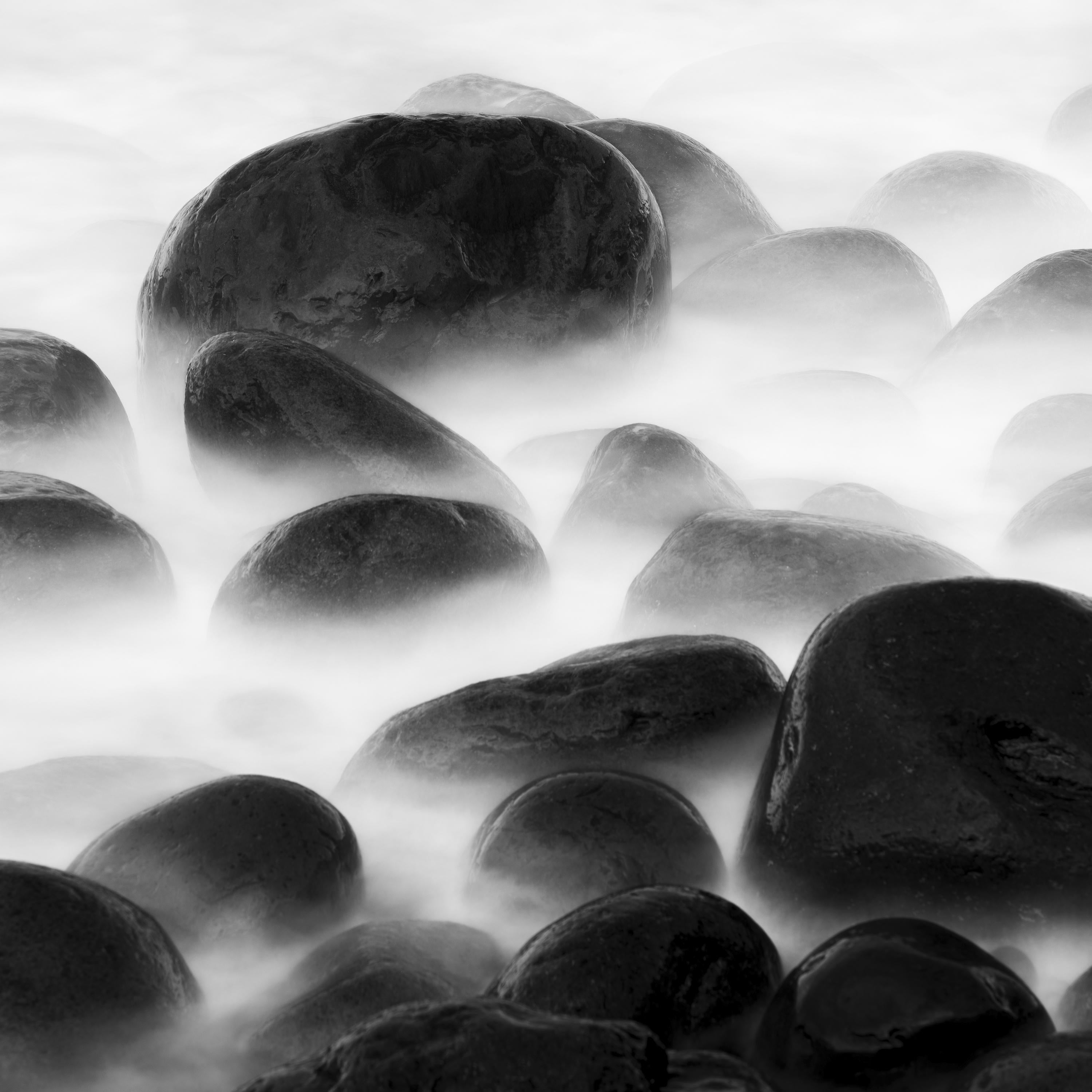 Black Stone Beach, bianco e nero, lunga esposizione, paesaggio acquatico, arte, fotografia in vendita 3