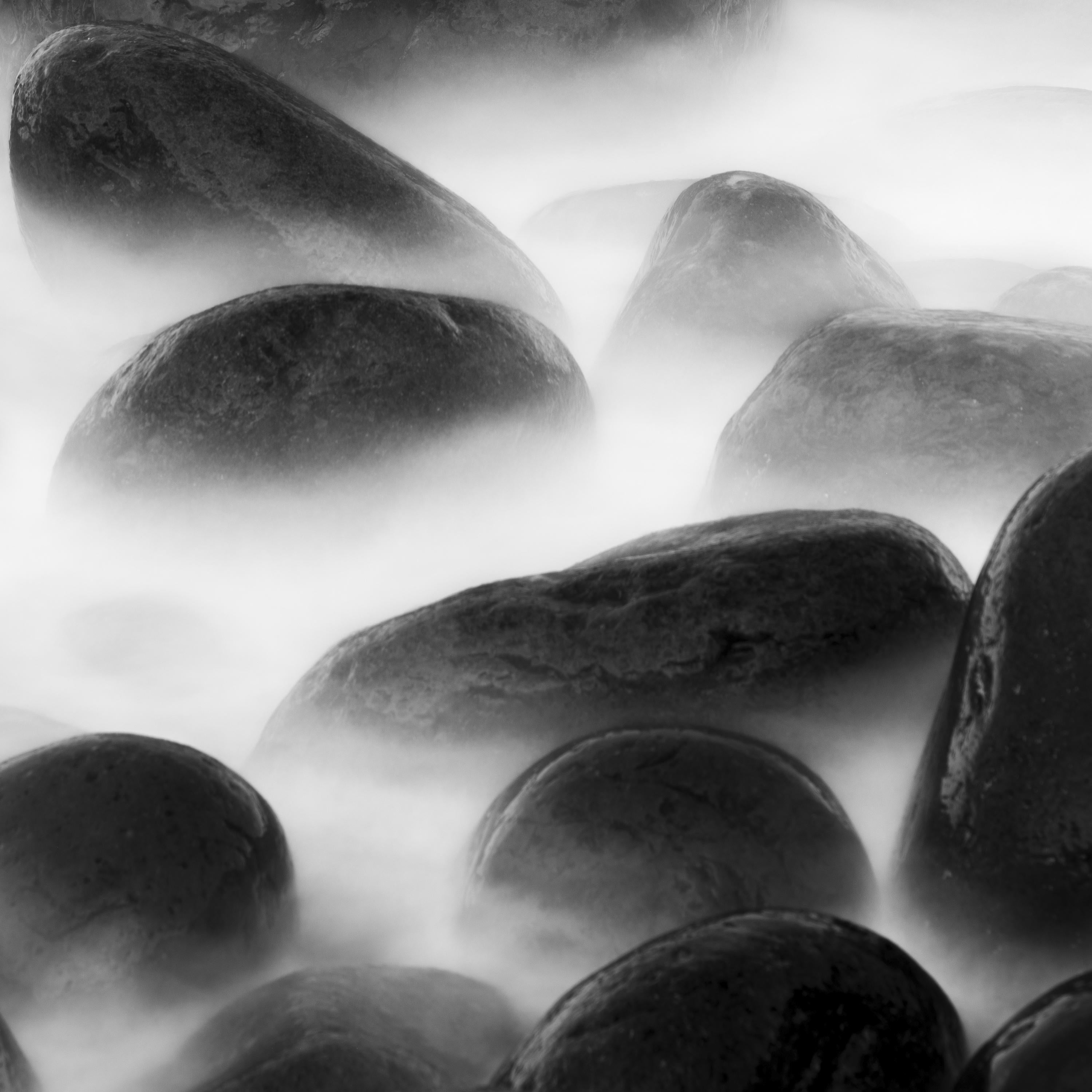 Black Stone Beach, bianco e nero, lunga esposizione, paesaggio acquatico, arte, fotografia in vendita 4