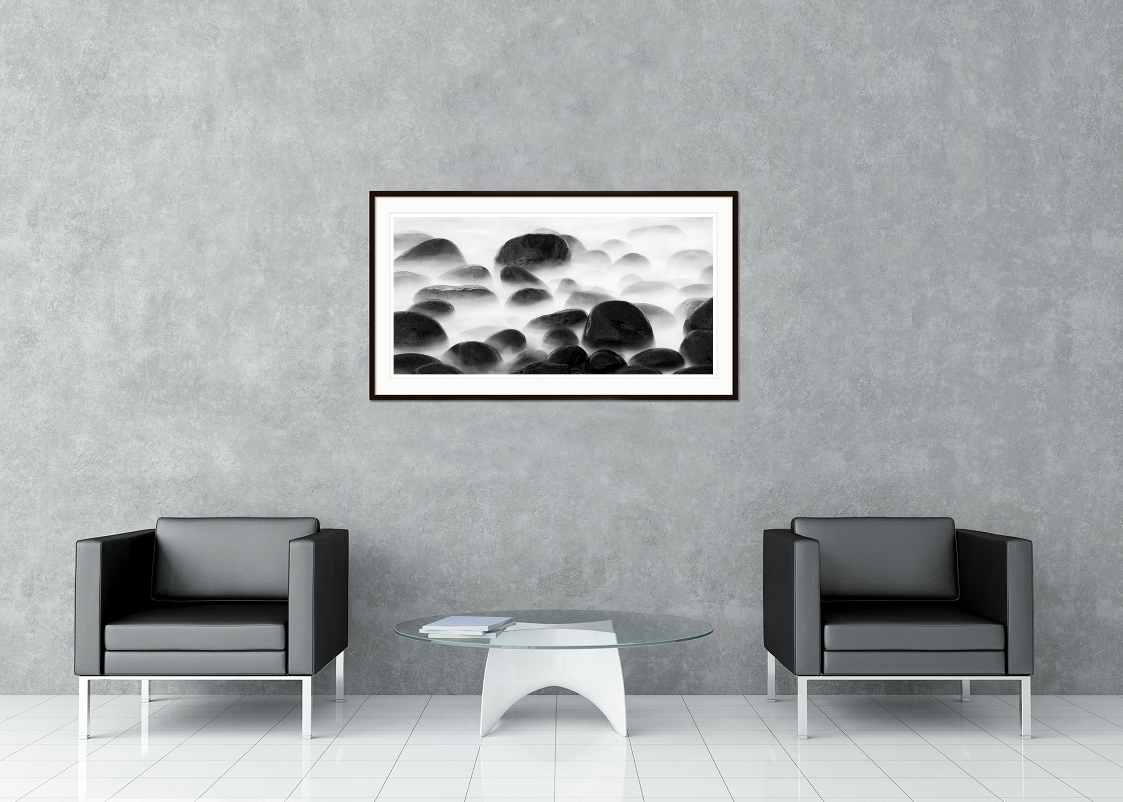 Fotografia di paesaggio in bianco e nero Fine Art. Grandi pietre nere sulla spiaggia di Madeira, in Portogallo. Stampa a inchiostro pigmentato d'archivio, edizione di 9 esemplari. Firmato, intitolato, datato e numerato dall'artista. Certificato di