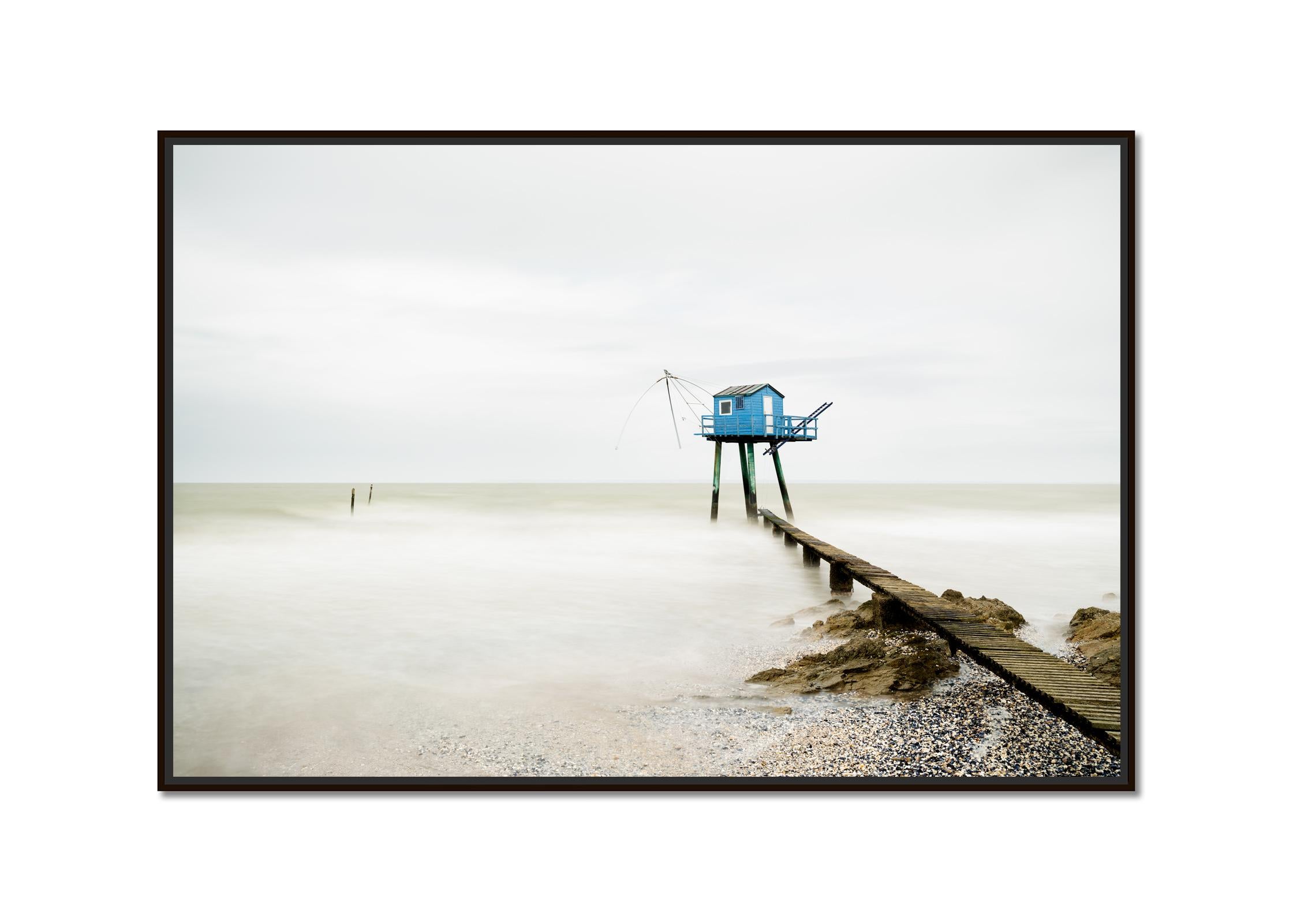 Blaues Stilt-Haus, Schildkrötenfisch, Fotografie, Landschaft, limitierte Auflage – Photograph von Gerald Berghammer