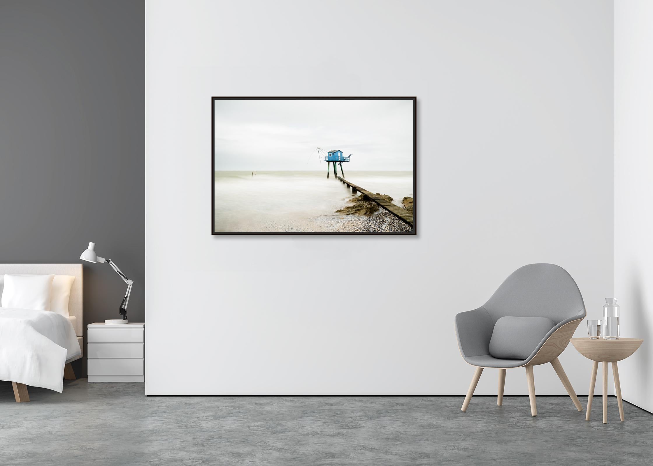 Blaues Stilt-Haus, Schildkrötenfisch, Fotografie, Landschaft, limitierte Auflage (Zeitgenössisch), Photograph, von Gerald Berghammer