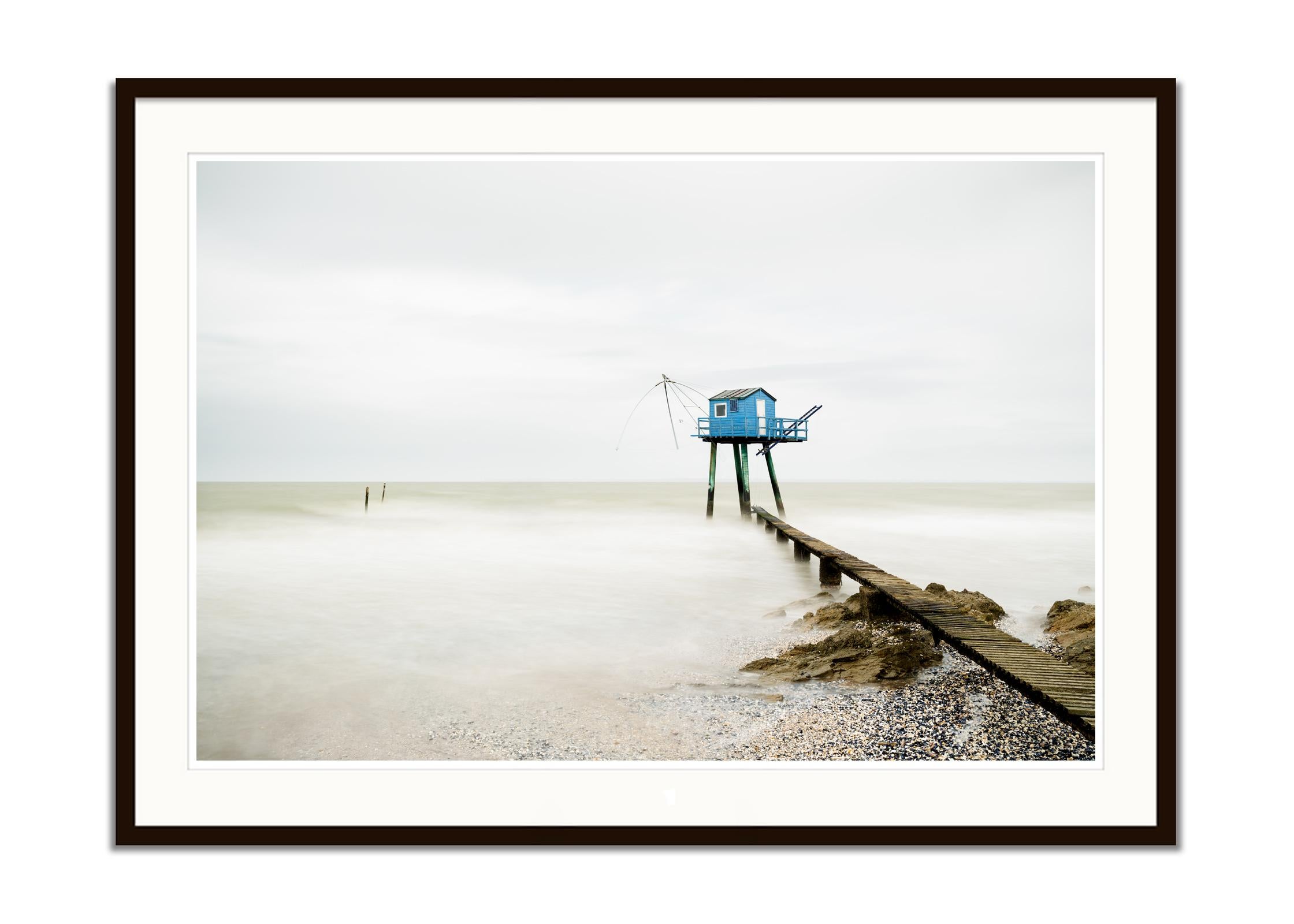 Blaues Stilt-Haus, Schildkrötenfisch, Fotografie, Landschaft, limitierte Auflage (Grau), Color Photograph, von Gerald Berghammer