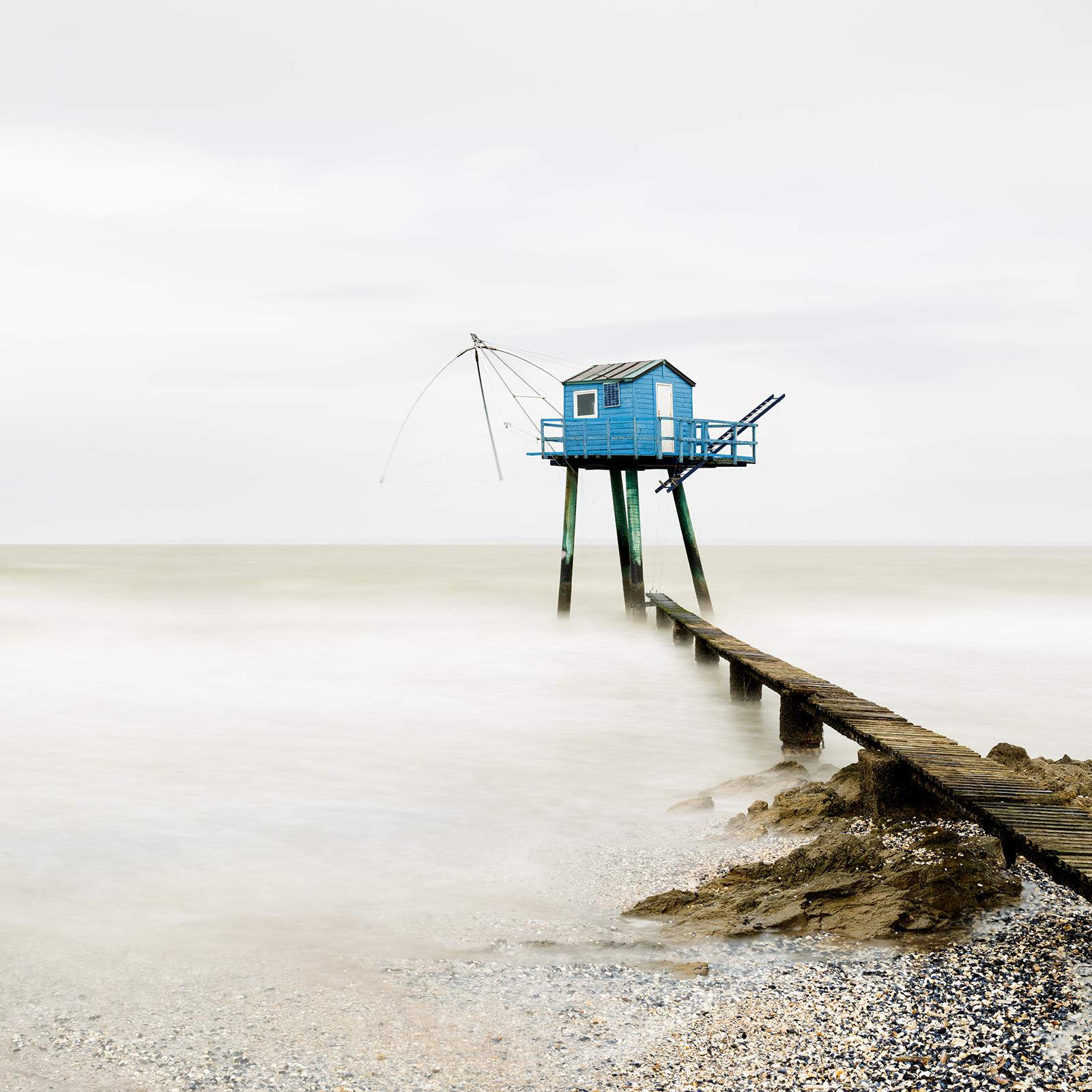 Blaues Stilt-Haus, Schildkrötenfisch, Fotografie, Landschaft, limitierte Auflage im Angebot 3