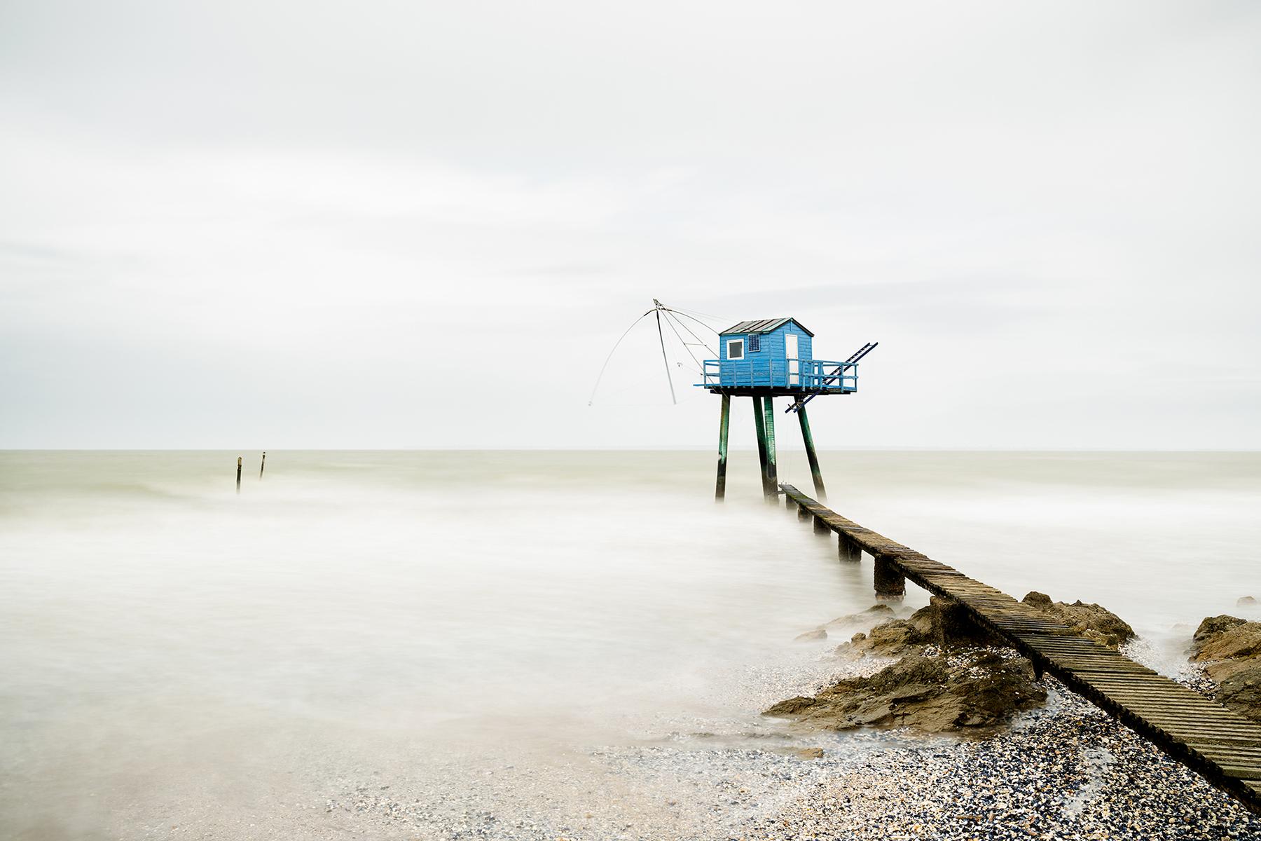 Gerald Berghammer Color Photograph – Blaues Stilt-Haus, Schildkrötenfisch, Fotografie, Landschaft, limitierte Auflage