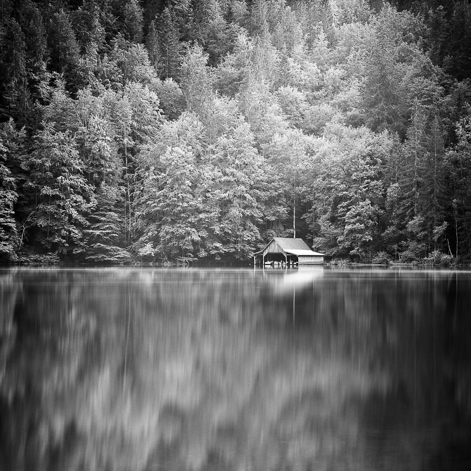 Boat House at Mountain Lake, Österreich, b&w-Fotografie, Kunstdruck, gerahmt – Photograph von Gerald Berghammer
