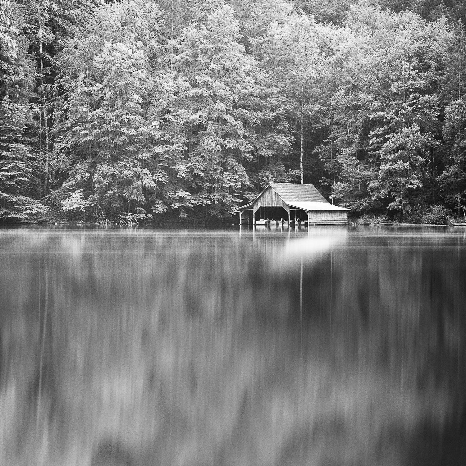Boat House at Mountain Lake, Österreich, b&w-Fotografie, Kunstdruck, gerahmt (Zeitgenössisch), Photograph, von Gerald Berghammer