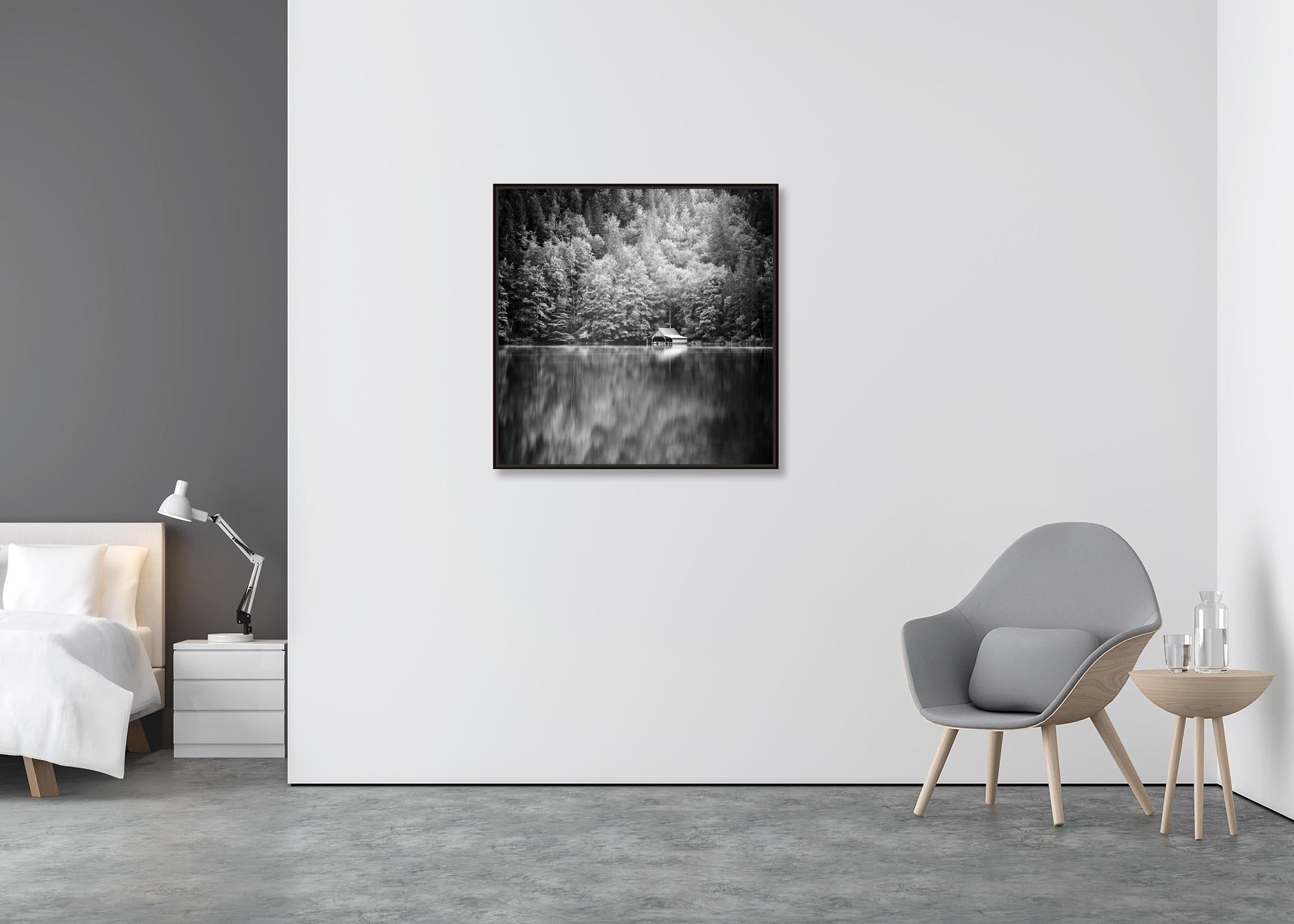 Barchessa del Lago di Montagna, Austria,  fotografia in bianco e nero, paesaggio - Photograph Contemporaneo di Gerald Berghammer