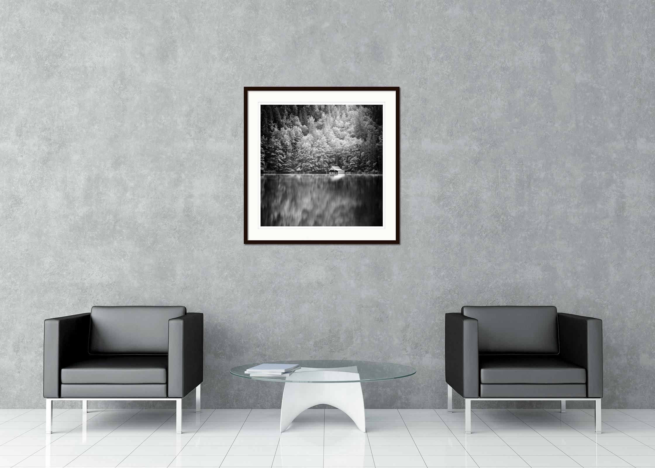 Fotografia in bianco e nero, lunga esposizione, in bianco e nero. Casa delle barche sul Toplitzsee con i riflessi dell'acqua nella foresta. Stampa a inchiostro pigmentato d'archivio, edizione di 9 esemplari. Firmato, intitolato, datato e numerato