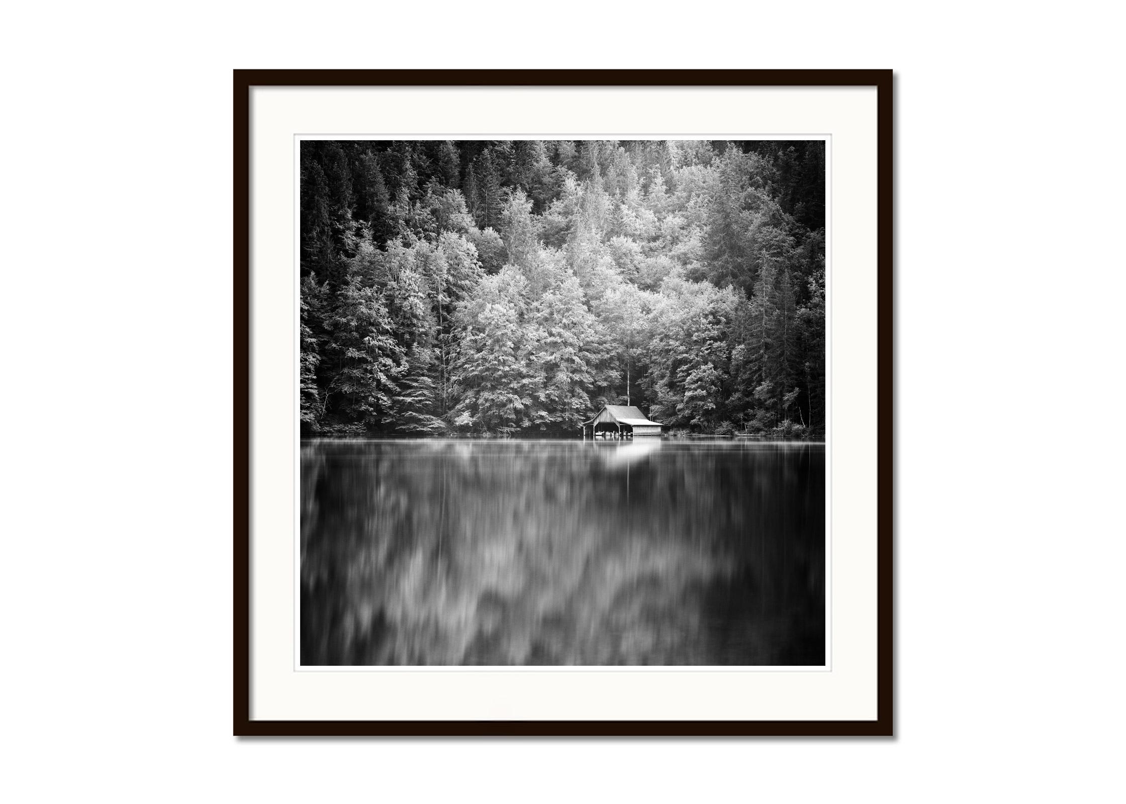 Barchessa del Lago di Montagna, Austria,  fotografia in bianco e nero, paesaggio - Landscape Photograph Grigio di Gerald Berghammer