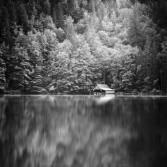 Boathouse au lac des montagnes, Autriche  Photographie en noir et blanc, paysage