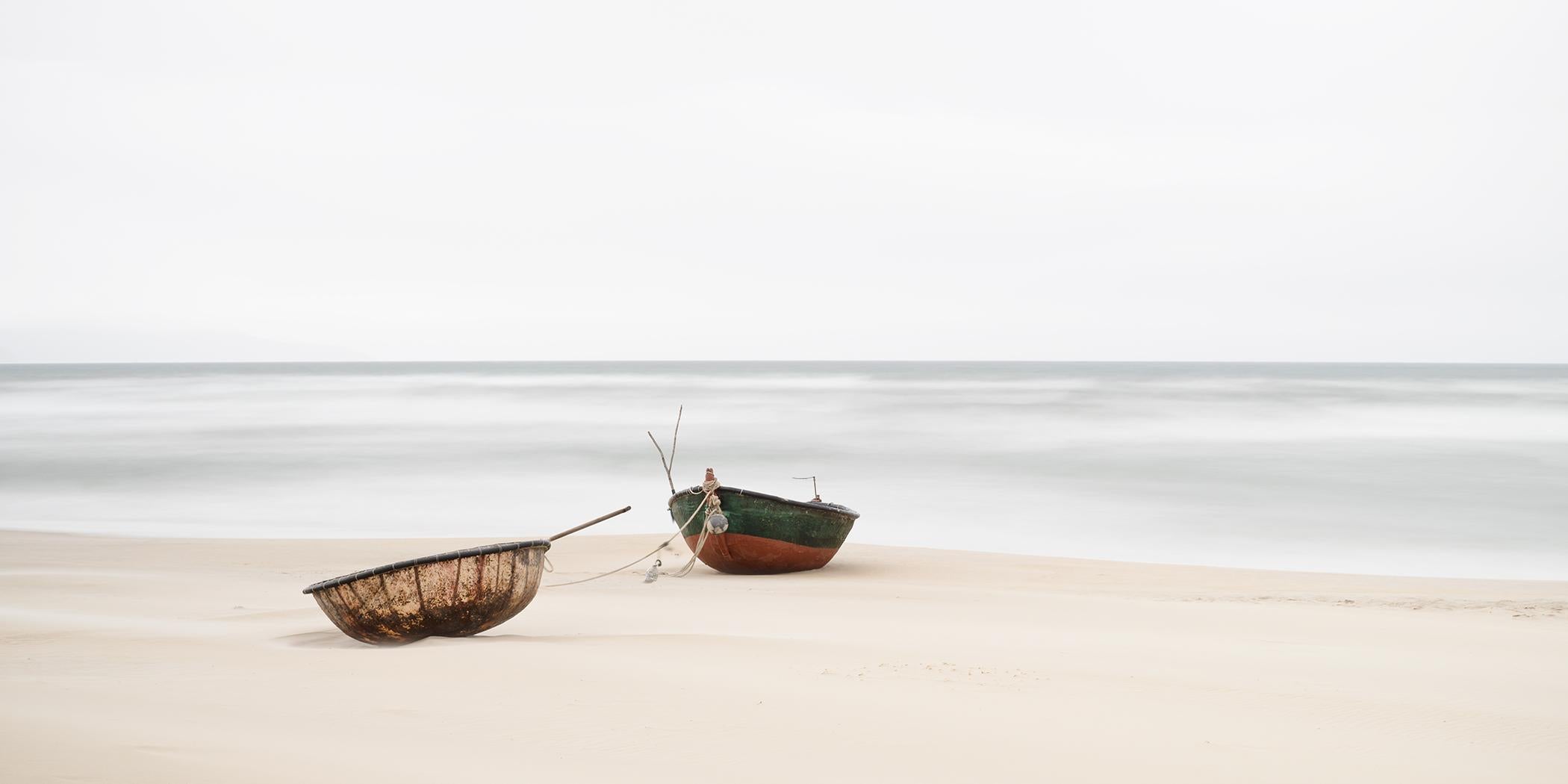 Barcos en la playa desierta, panorama paisajístico, Vietnam - fotografía en color