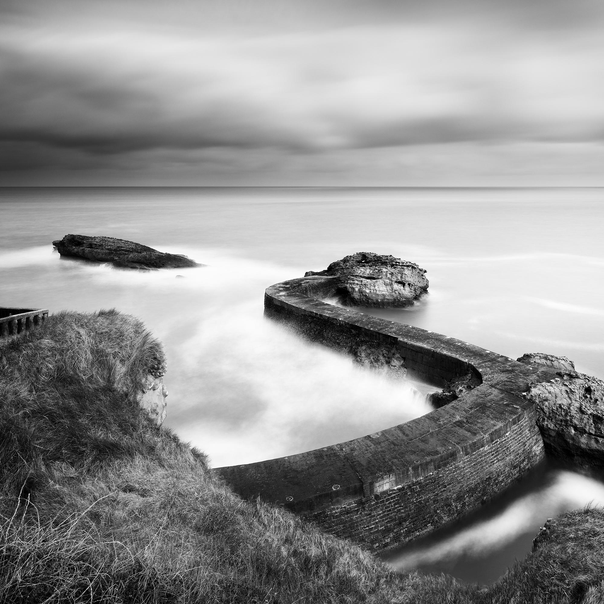 Jetée brise-lames, côte atlantique, photographie en noir et blanc, édition limitée en vente 5