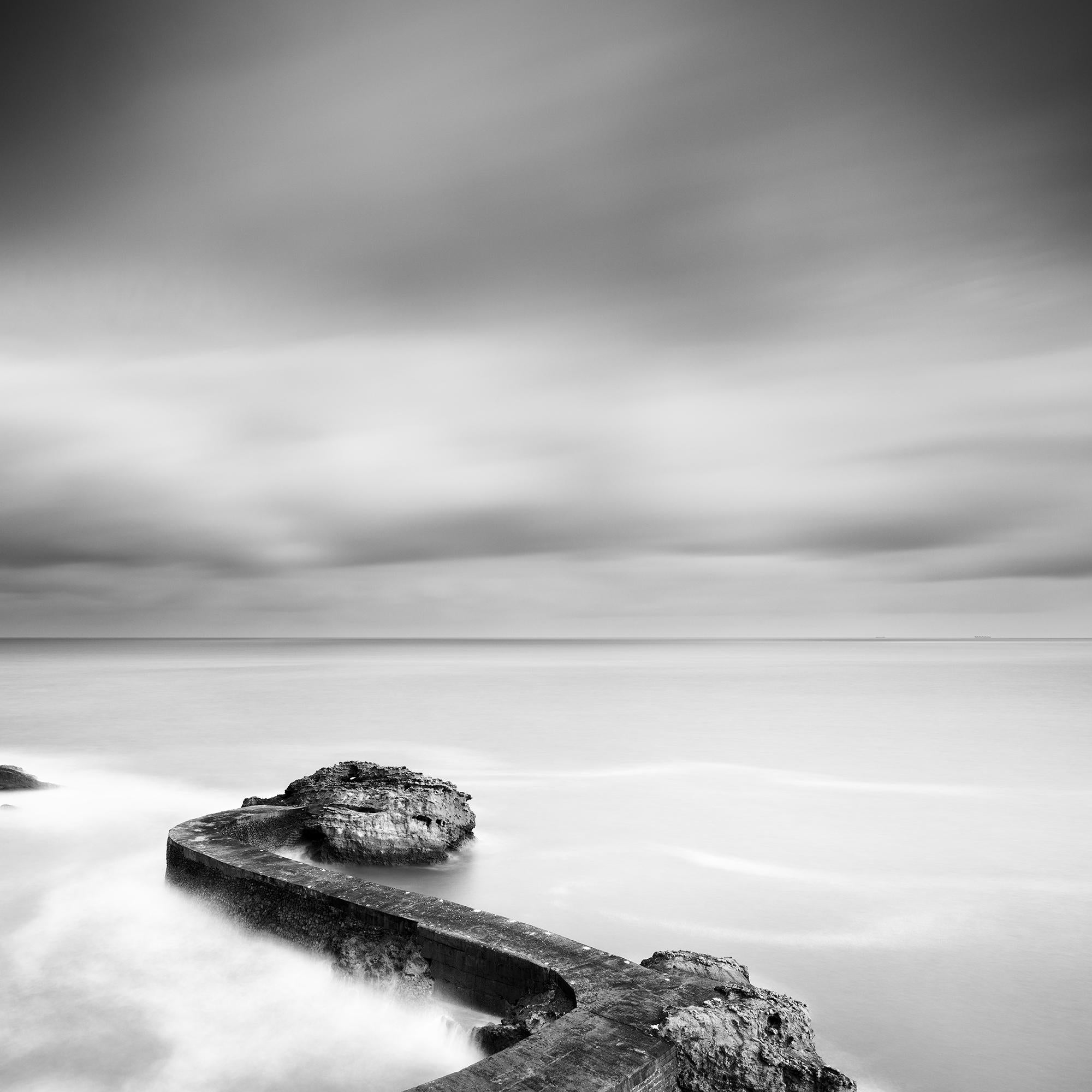 Jetée brise-lames, côte atlantique, photographie en noir et blanc, édition limitée en vente 6