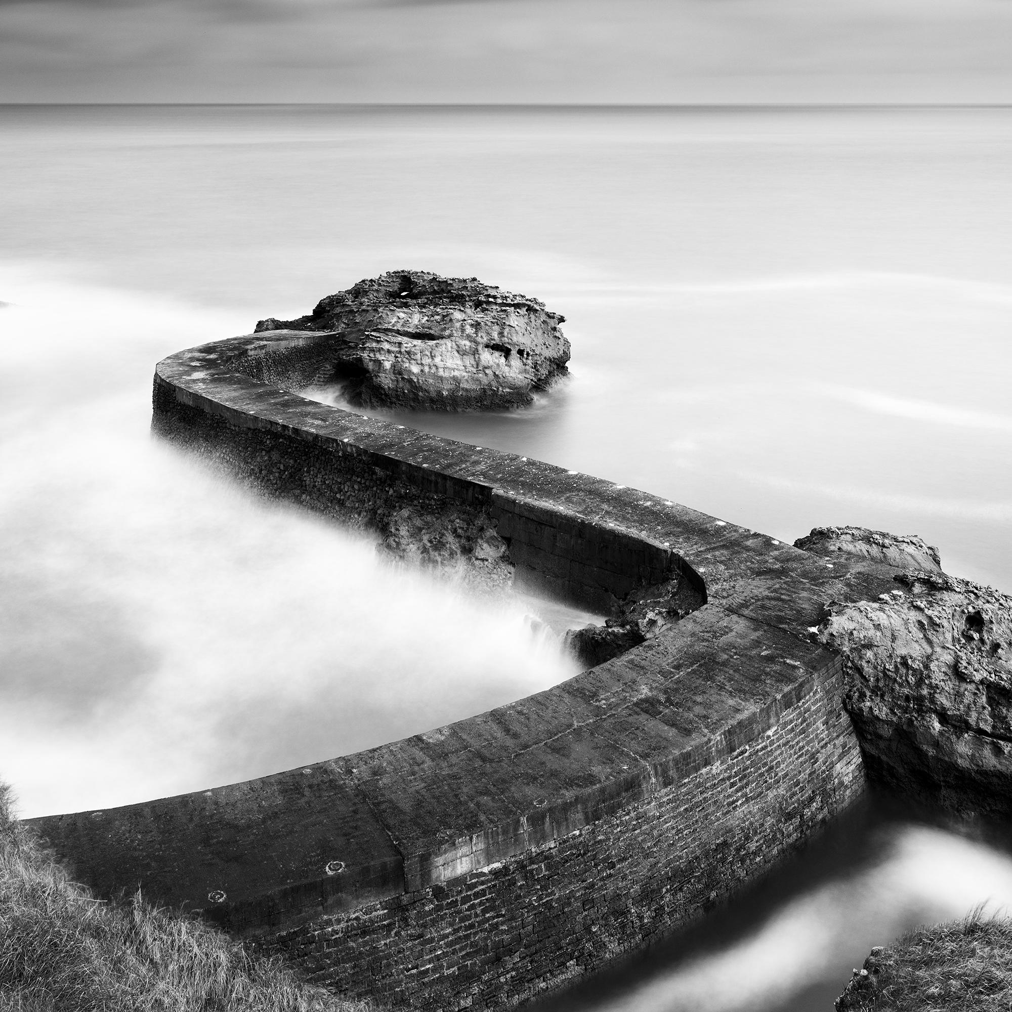Jetée brise-lames, côte atlantique, photographie en noir et blanc, édition limitée en vente 7