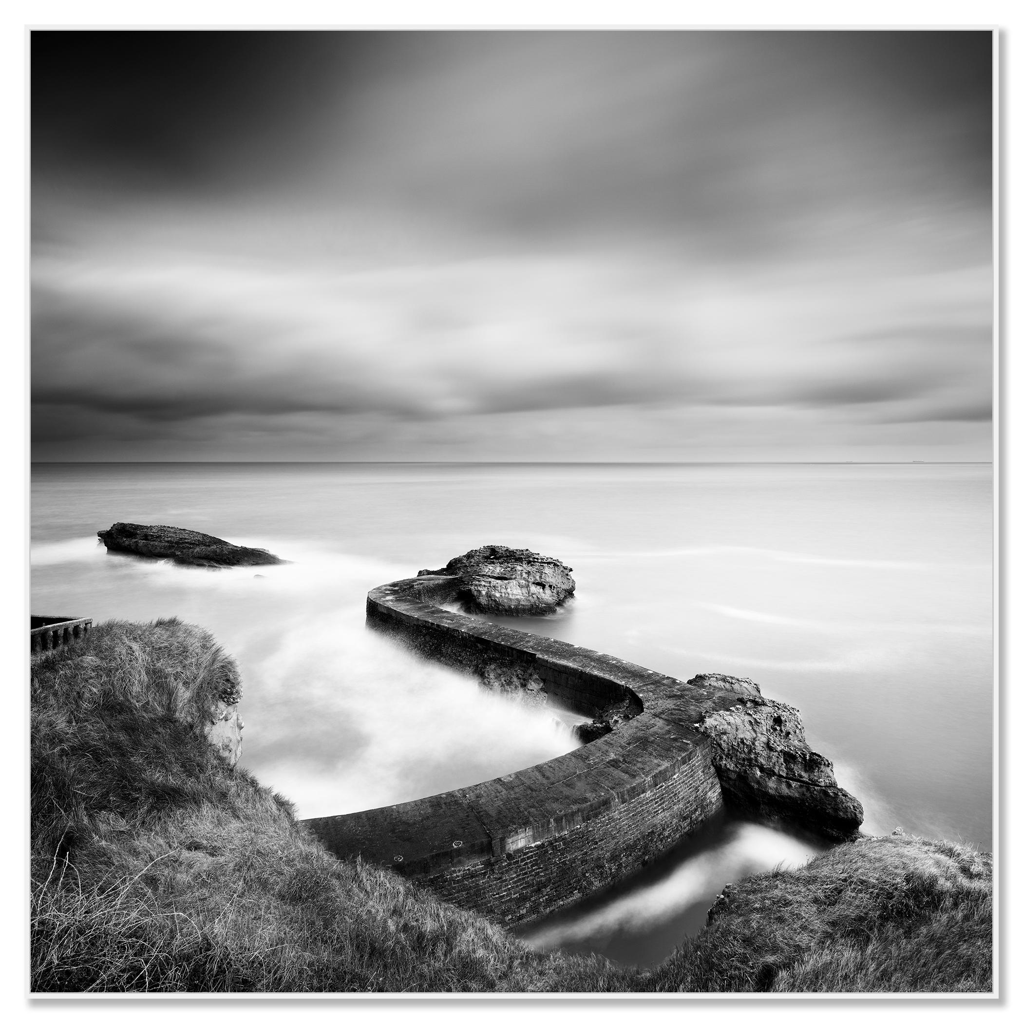 Jetée brise-lames, côte atlantique, photographie en noir et blanc, édition limitée - Contemporain Photograph par Gerald Berghammer