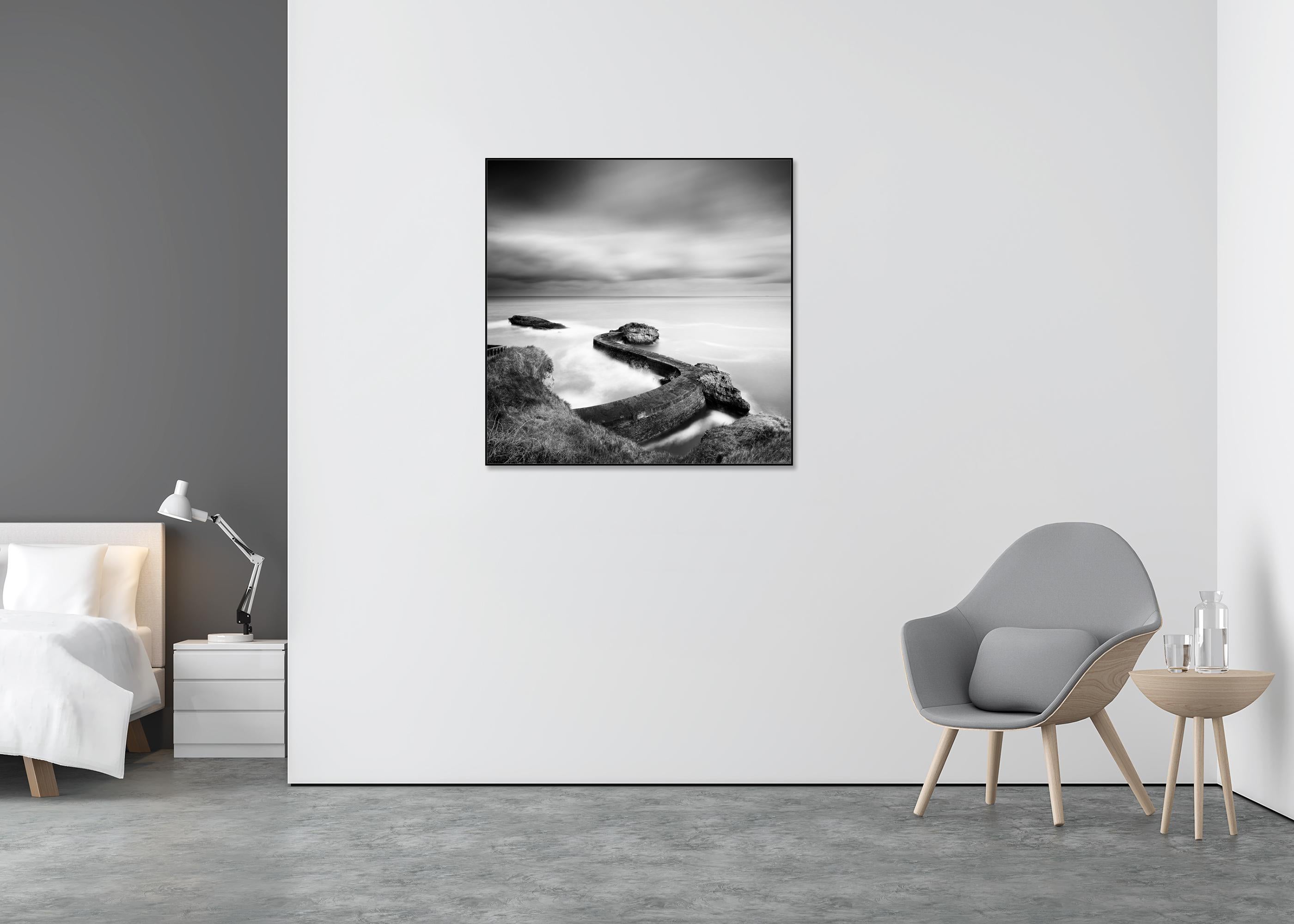 Jetée brise-lames, côte atlantique, photographie en noir et blanc, édition limitée - Gris Black and White Photograph par Gerald Berghammer