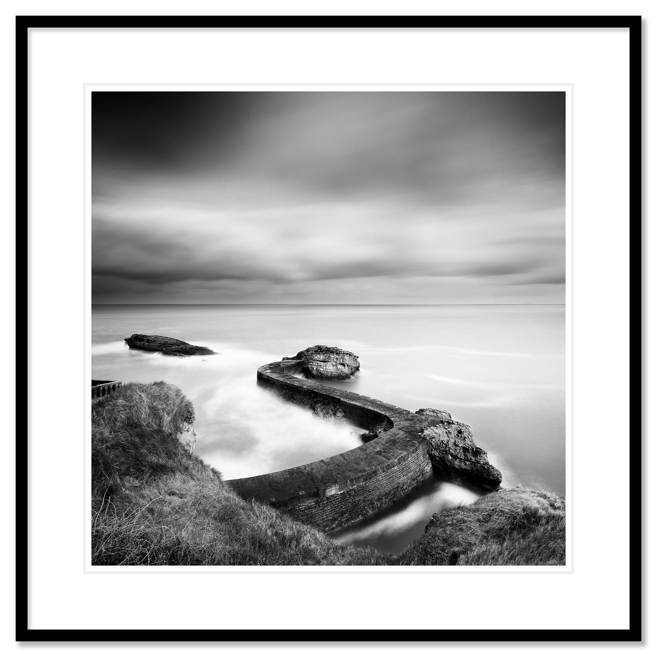 Tirage d'art noir et blanc de photographie de paysage aquatique à longue exposition. Épreuve à l'encre pigmentaire d'archives, édition de 7 exemplaires. Signée, titrée, datée et numérotée par l'artiste. Certificat d'authenticité inclus. Imprimé avec