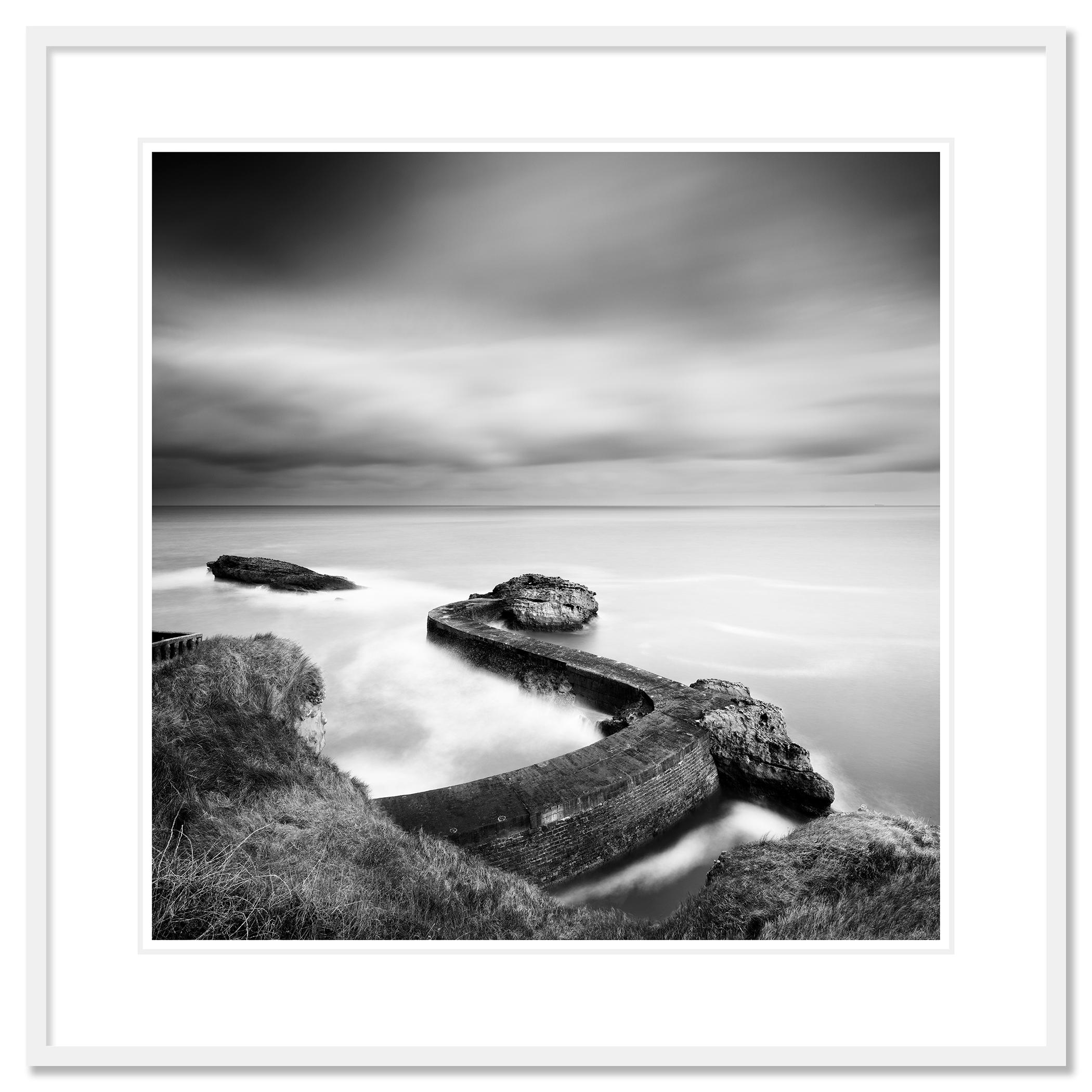 Jetée brise-lames, côte atlantique, photographie en noir et blanc, édition limitée en vente 1