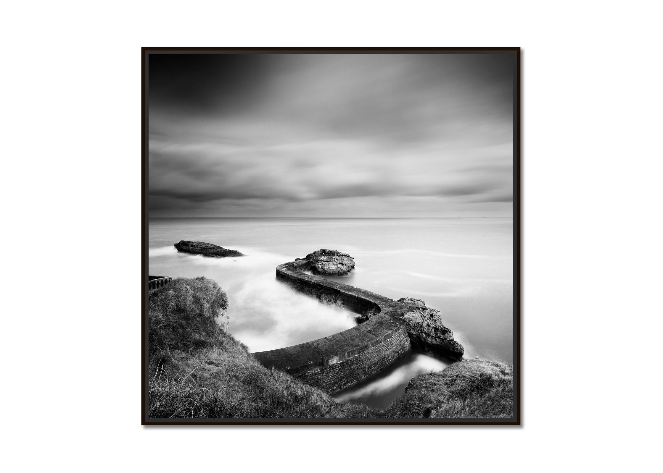 Jetée du brise-lames, côte atlantique, France, photographie de paysage aquatique en noir et blanc  - Photograph de Gerald Berghammer