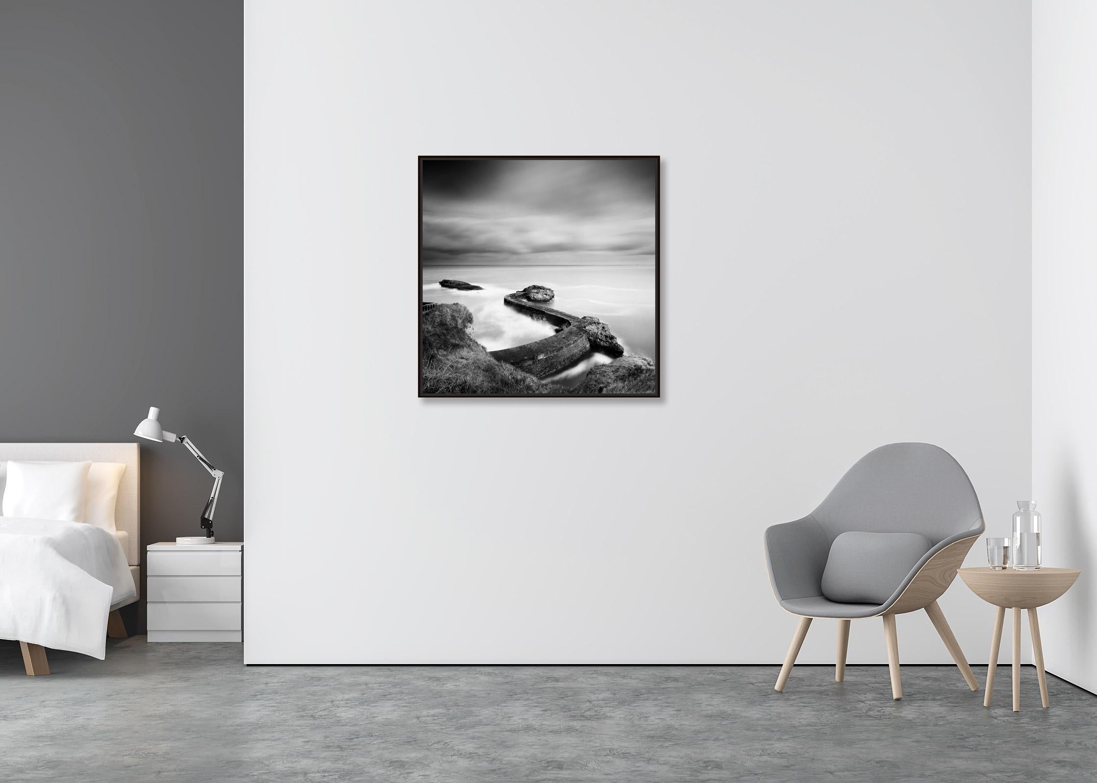 Jetée du brise-lames, côte atlantique, France, photographie de paysage aquatique en noir et blanc  - Contemporain Photograph par Gerald Berghammer