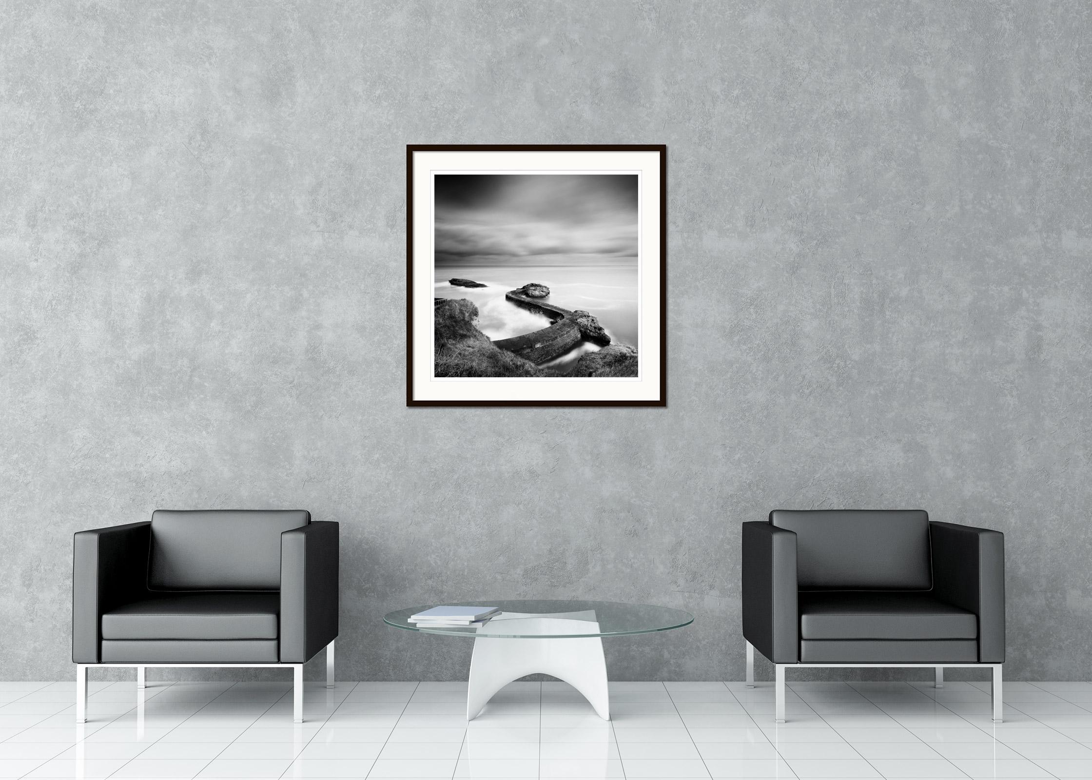 Jetée du brise-lames, côte atlantique, France, photographie de paysage aquatique en noir et blanc  en vente 1
