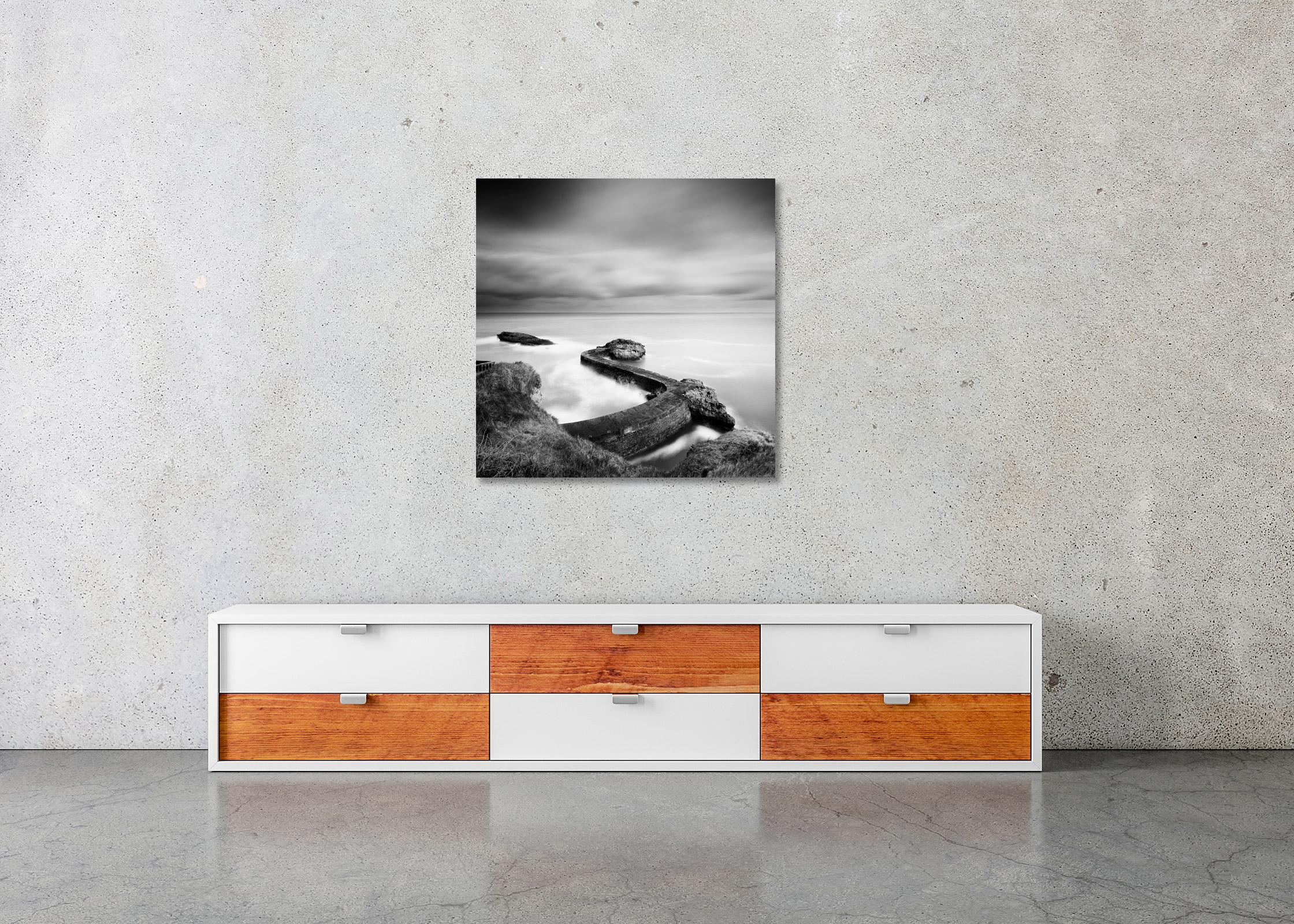Jetée du brise-lames, côte atlantique, France, photographie de paysage aquatique en noir et blanc  en vente 3