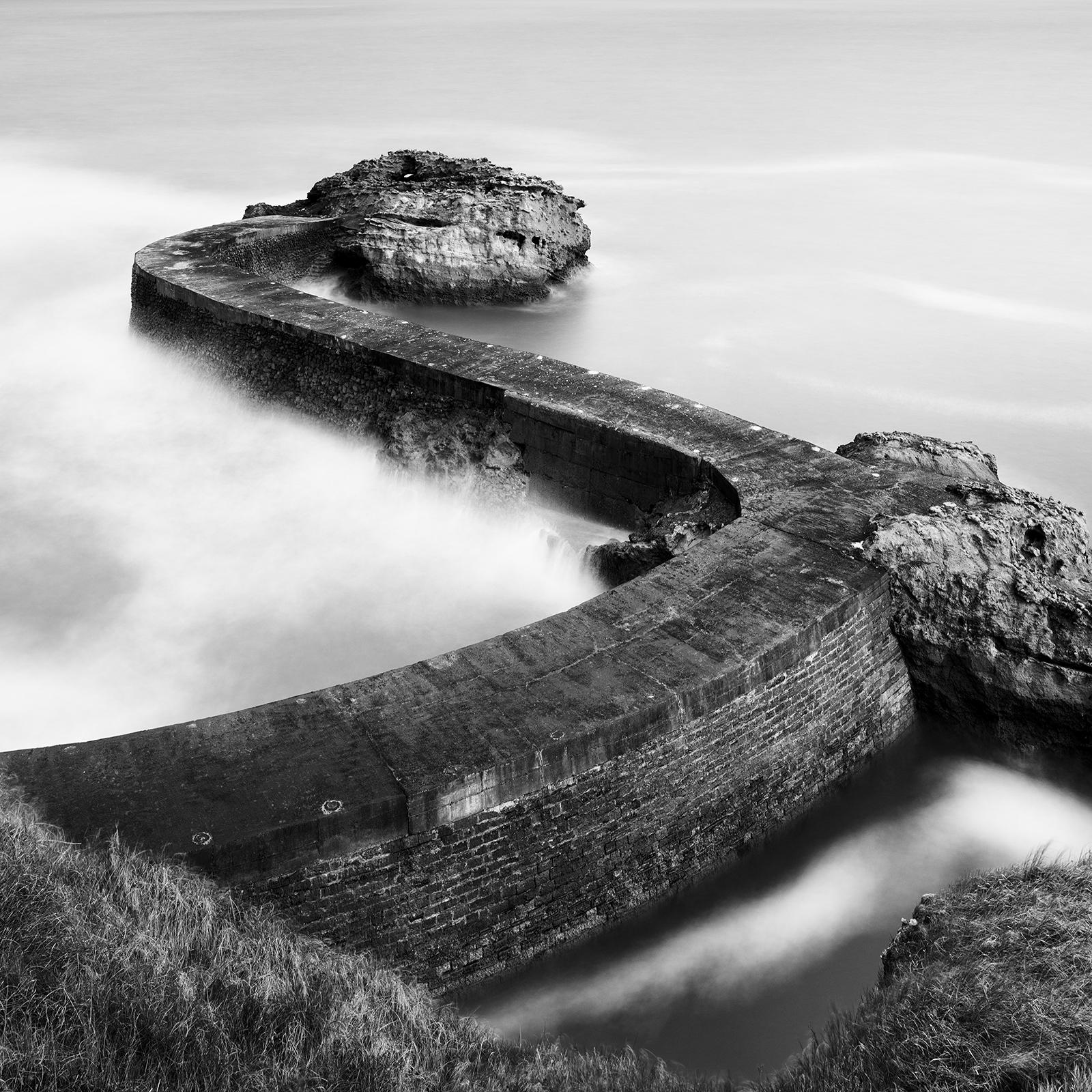 Jetée du brise-lames, côte atlantique, France, photographie de paysage aquatique en noir et blanc  en vente 4