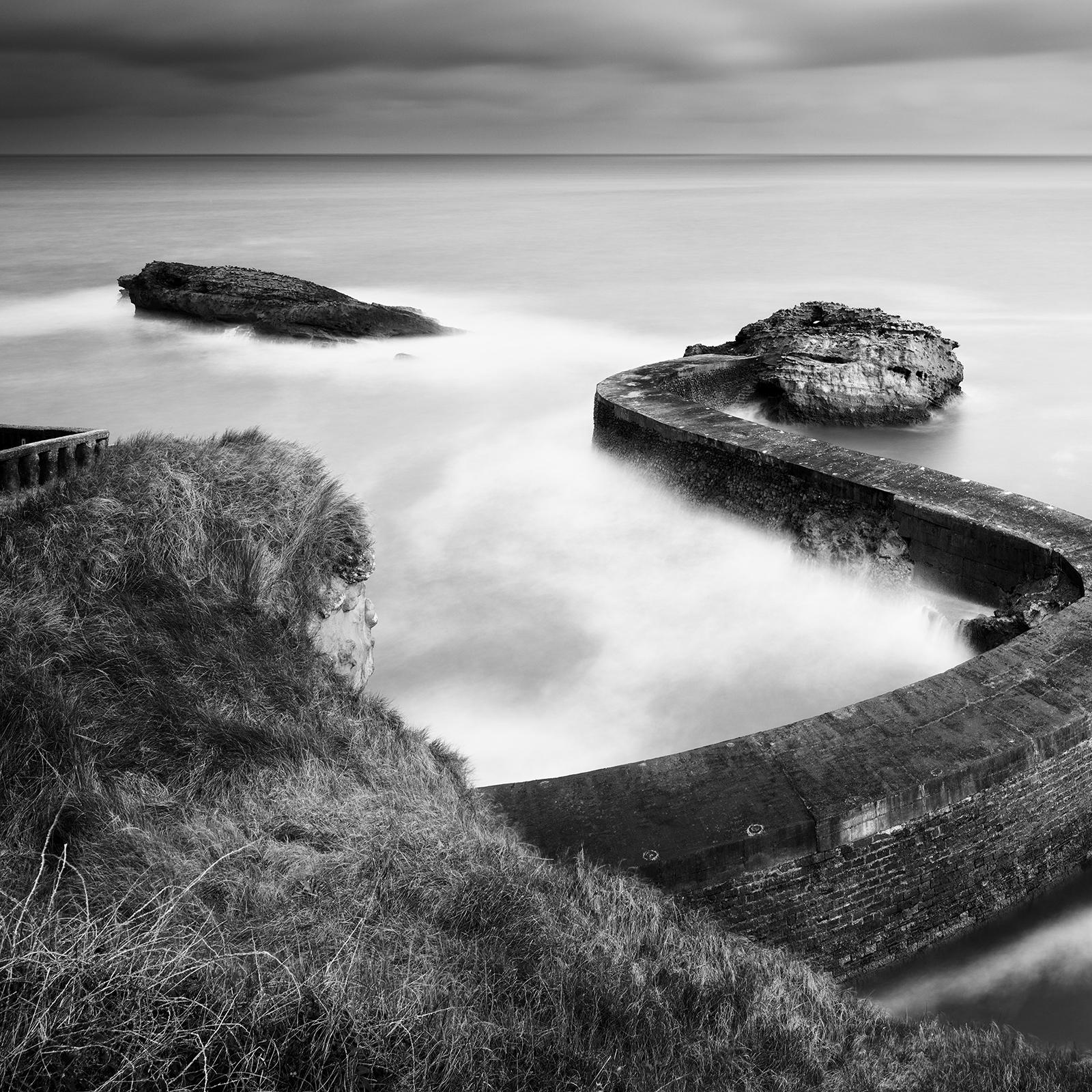 Jetée du brise-lames, côte atlantique, France, photographie de paysage aquatique en noir et blanc  en vente 5