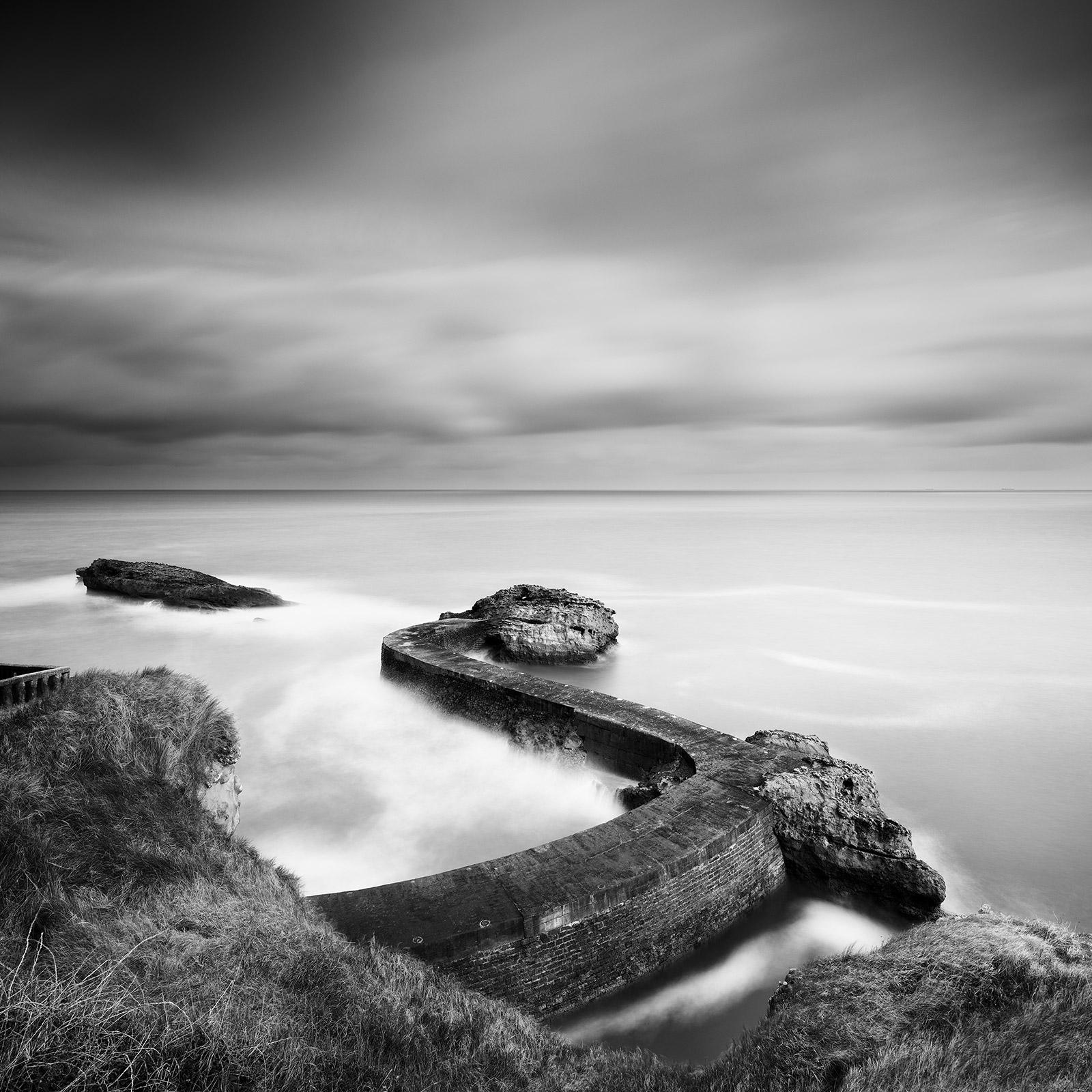 Black and White Photograph Gerald Berghammer - Jetée du brise-lames, côte atlantique, France, photographie de paysage aquatique en noir et blanc 