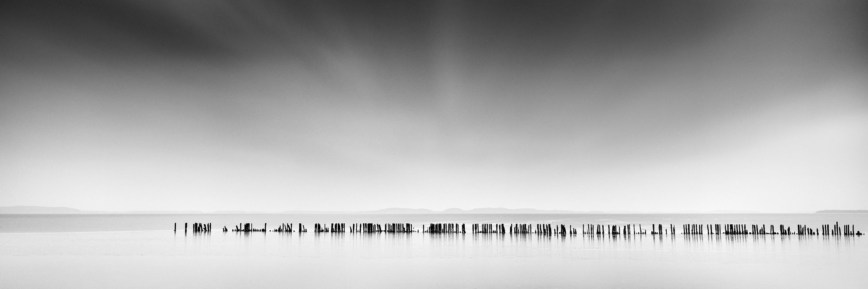 Gerald Berghammer Black and White Photograph – Panorama wave breakwater Sticks, Deutschland b&w panorama, Wasserlandschaft, Foto