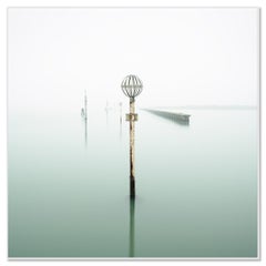 Briccole  paisaje marino minimalista, mañana de niebla  Venecia, Italia - edición limitada