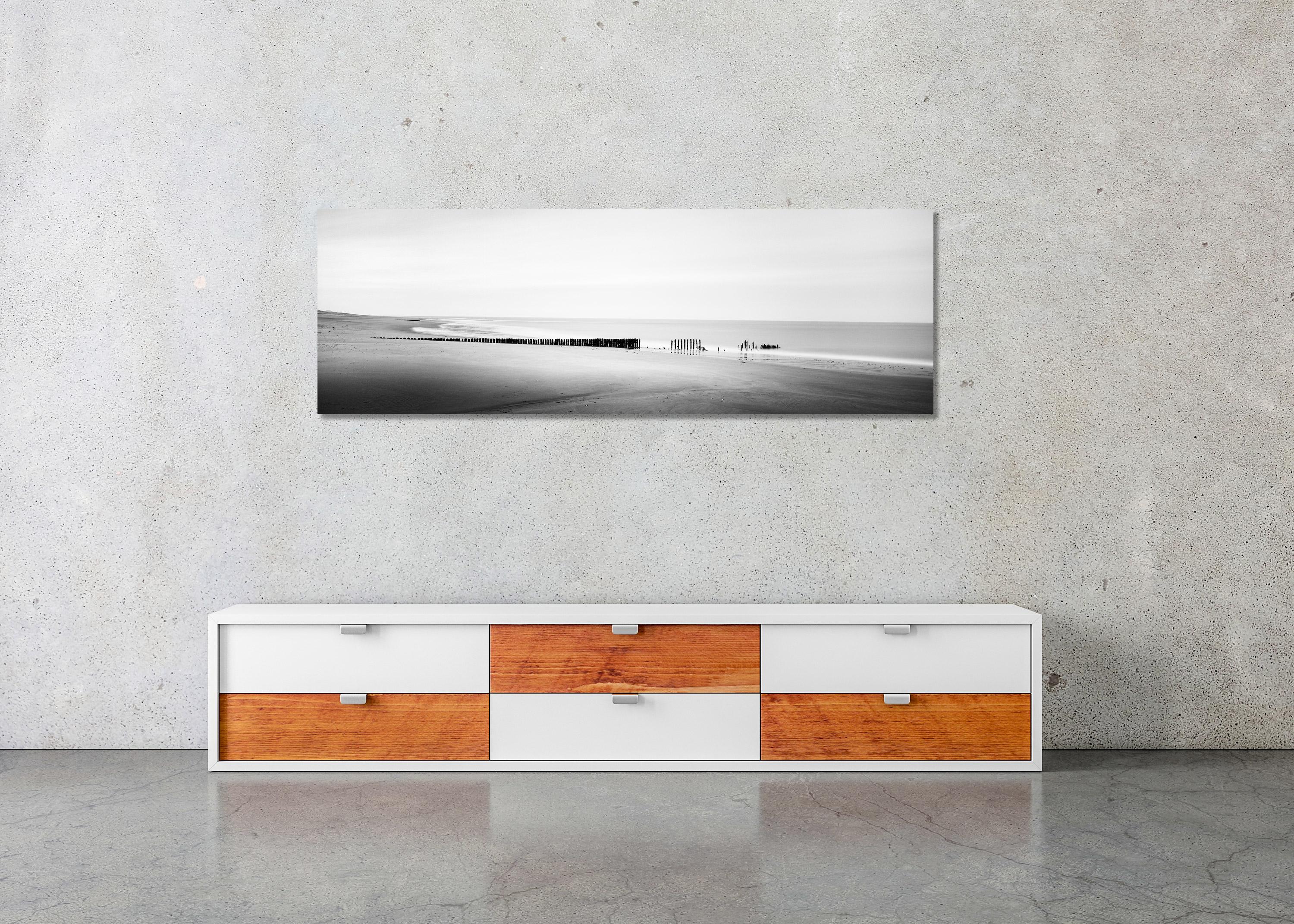 Broken Groyne, Playa, fotografía de paisaje en blanco y negro, edición limitada en venta 2