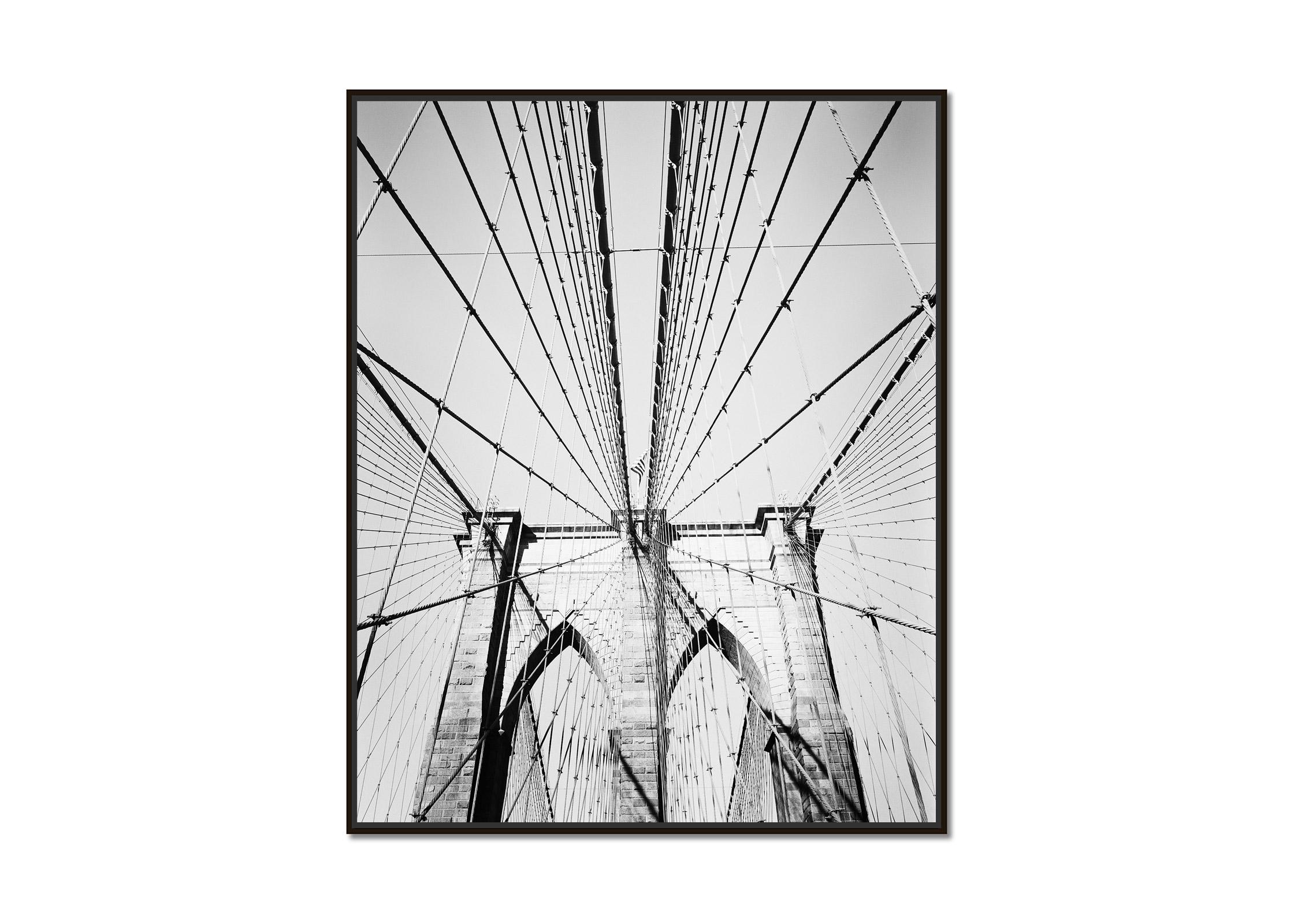 Pont de Brooklyn architecture New York city USA noir blanc paysage urbain photo print - Photograph de Gerald Berghammer