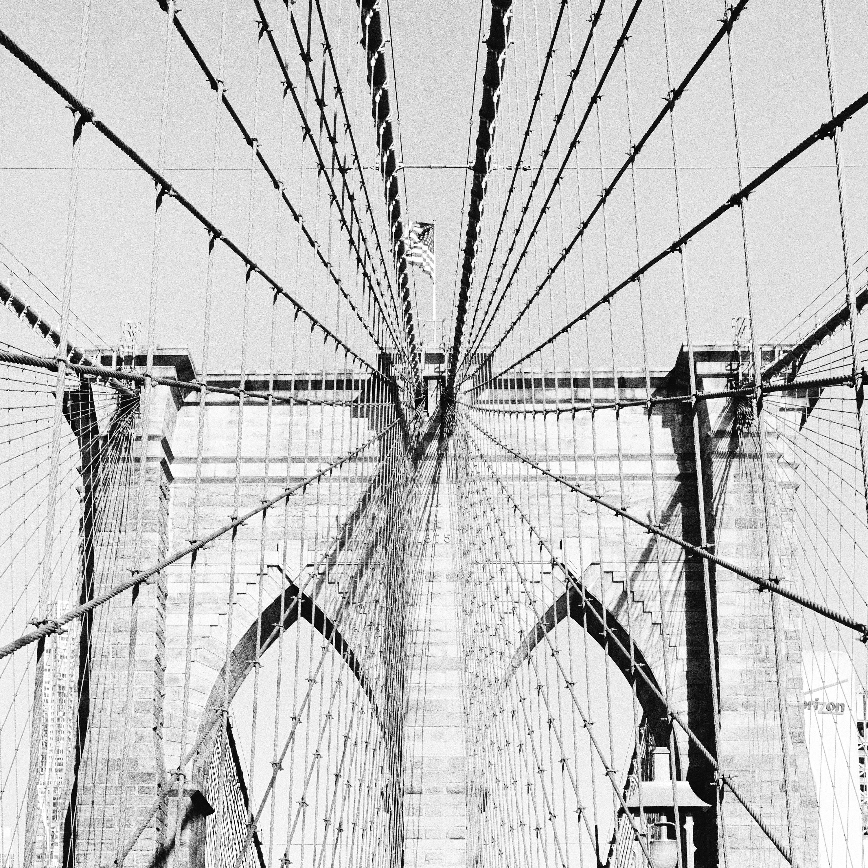 Brooklyn Bridge, New York City, USA, Schwarz-Weiß-Fotografie, Kunststadtlandschaft im Angebot 4