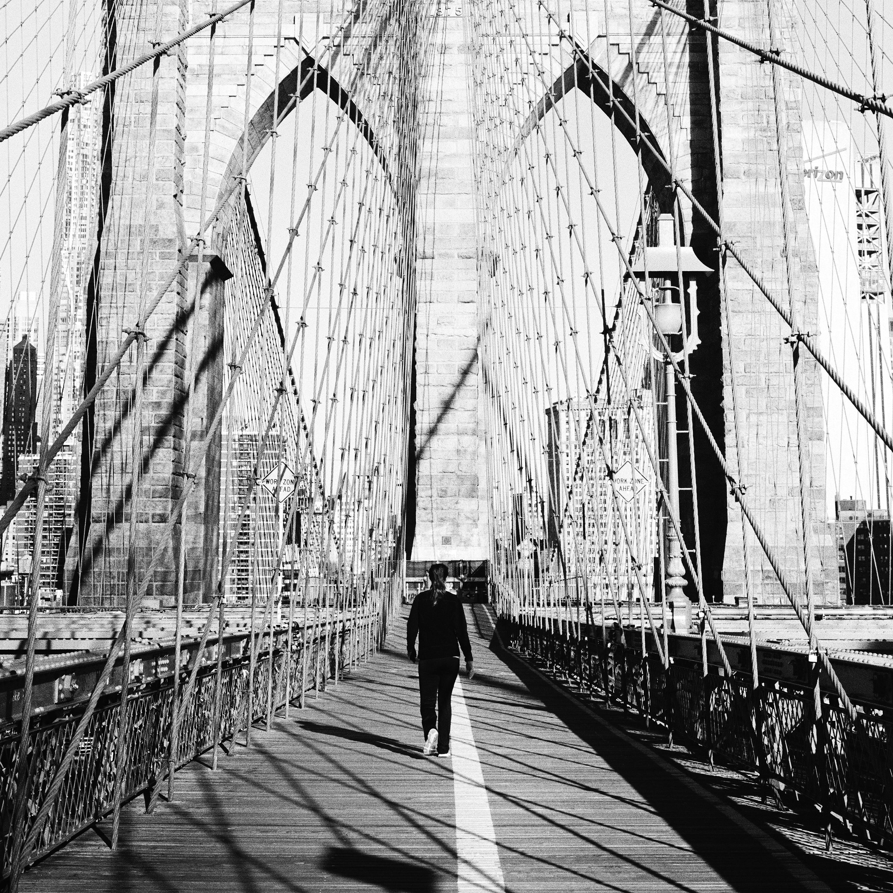 Brooklyn Bridge, New York City, USA, Schwarz-Weiß-Fotografie, Kunststadtlandschaft im Angebot 5