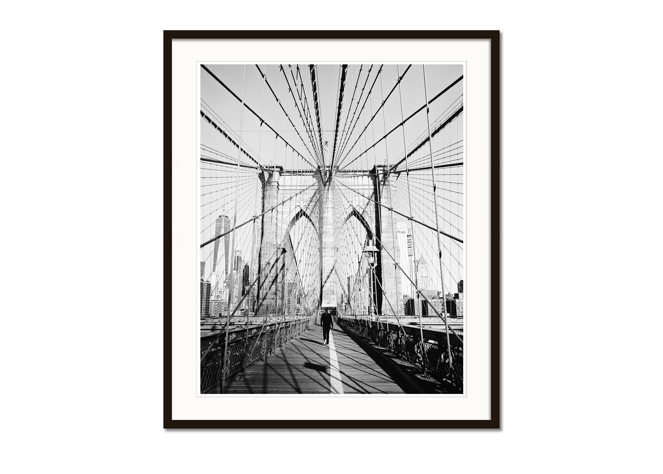 Schwarz-Weiß-Fotografie für Stadtansichten. Spaziergänger auf der Brooklyn-Brücke im Morgenlicht, New York City, USA. Pigmenttintendruck, Auflage 7, signiert, betitelt, datiert und nummeriert vom Künstler. Mit Echtheitszertifikat. Bedruckt mit einem
