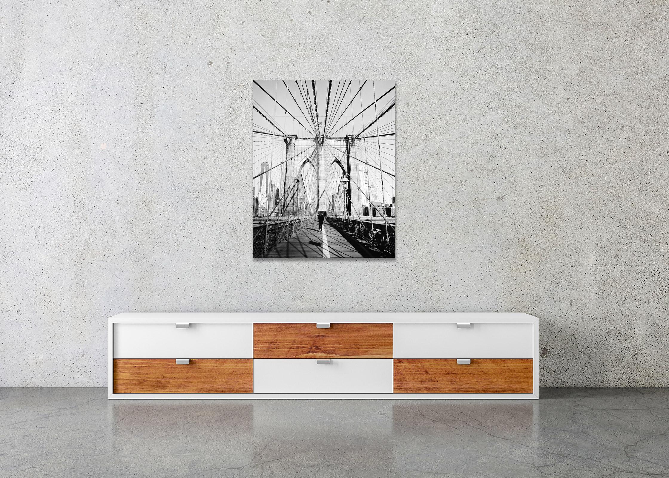 Brooklyn Bridge, New York City, USA, Schwarz-Weiß-Fotografie, Kunststadtlandschaft im Angebot 3