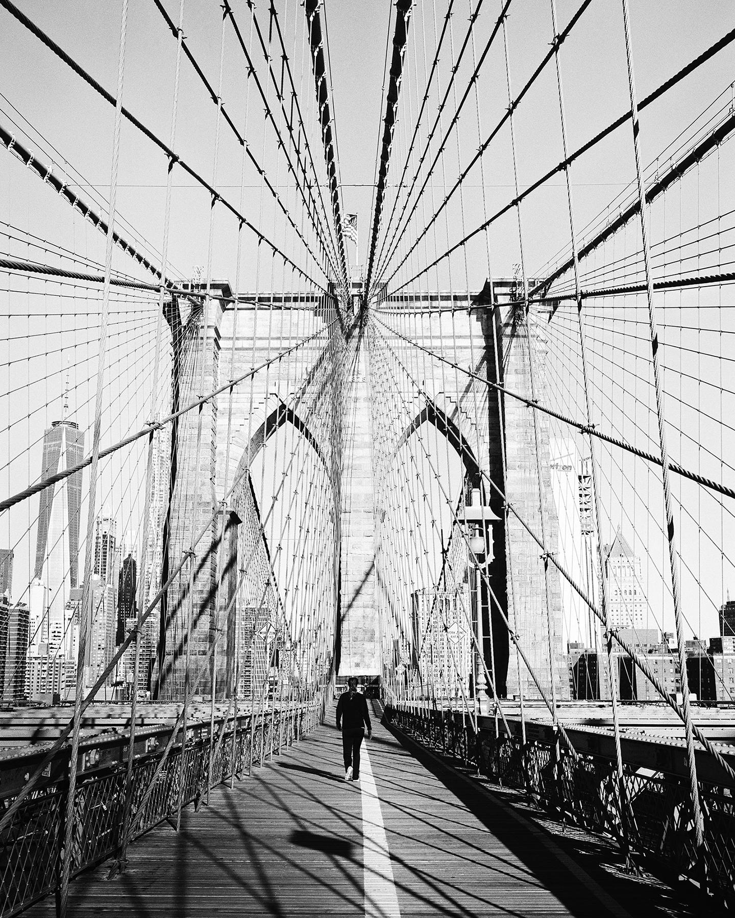 Gerald Berghammer Landscape Photograph – Brooklyn Bridge, New York City, USA, Schwarz-Weiß-Fotografie, Kunststadtlandschaft