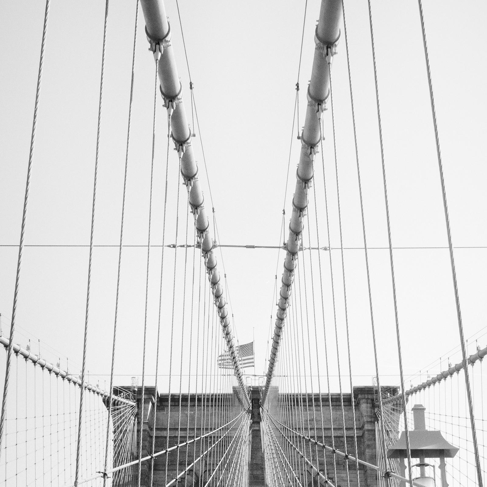 Brooklyn Bridge, New York City, USA, Schwarz-Weiß-Fotografie, Kunstlandschaft im Angebot 6