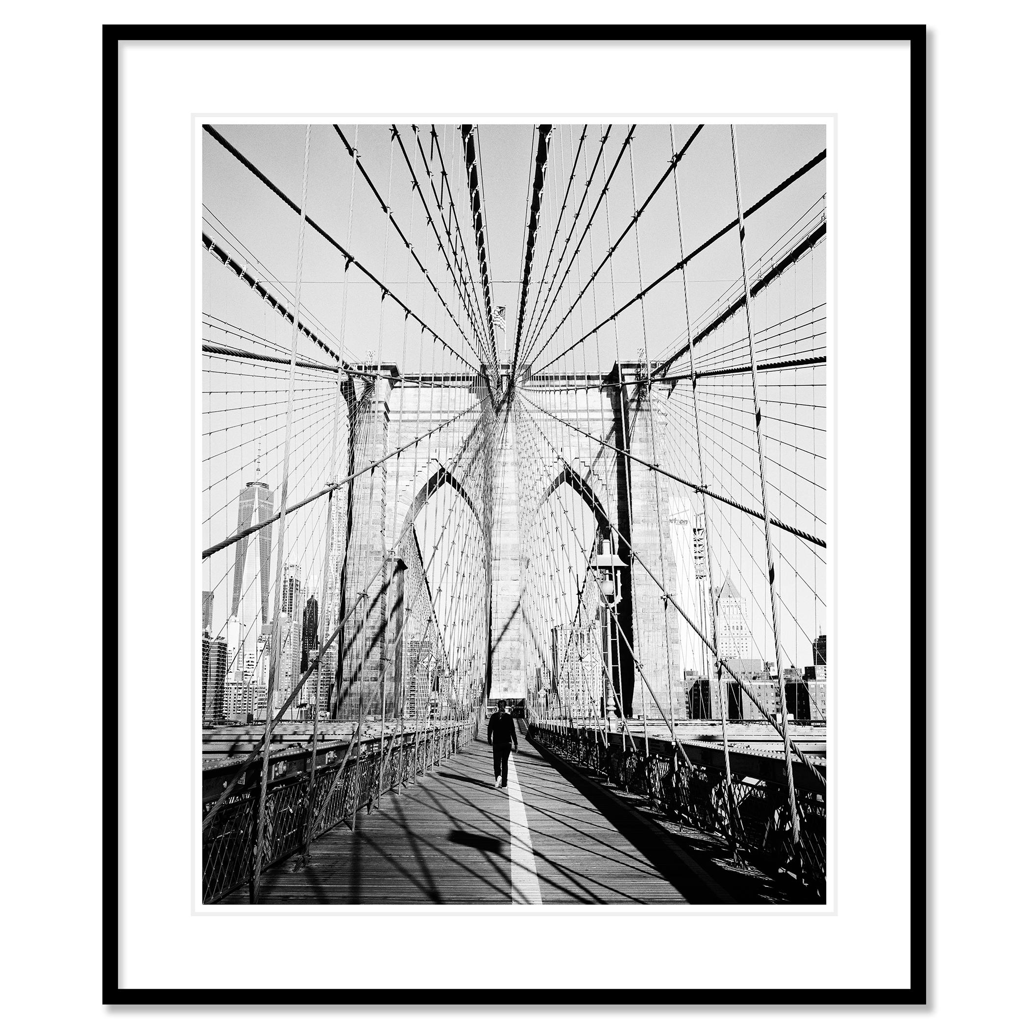 Brooklyn Bridge, New York City, USA, Schwarz-Weiß-Fotografie, Kunststadtlandschaft – Photograph von Gerald Berghammer