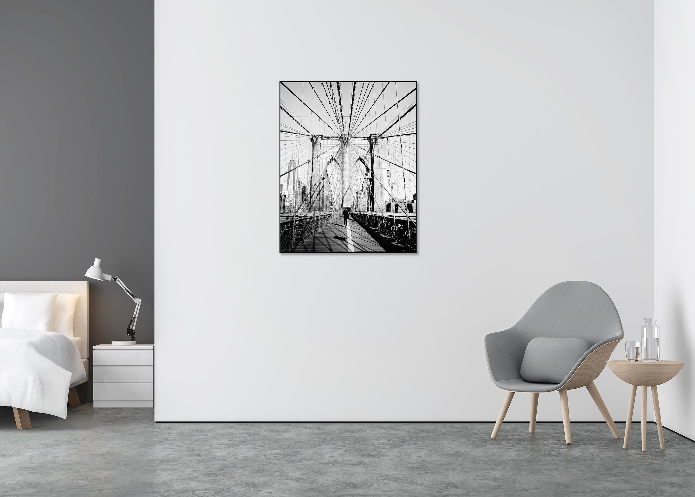 Brooklyn Bridge, New York City, USA, Schwarz-Weiß-Fotografie, Kunststadtlandschaft (Grau), Landscape Photograph, von Gerald Berghammer