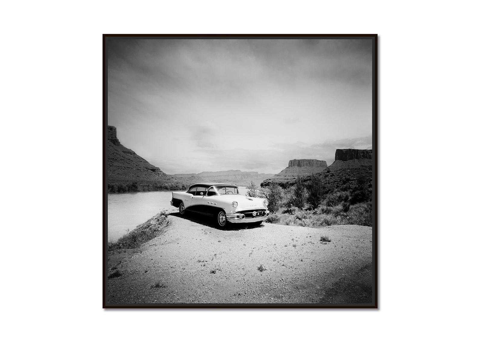 Buick 60 Century Convertible, Wüste, USA, schwarz-weiß Landschaftsfotografie – Photograph von Gerald Berghammer