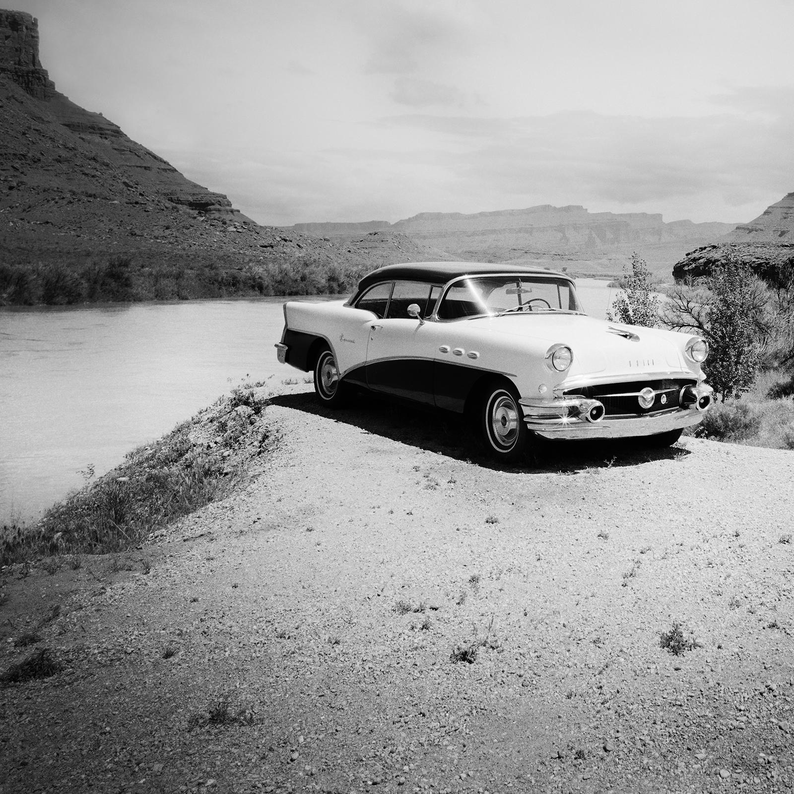 Buick 60 Century Convertible, Wüste, USA, schwarz-weiß Landschaftsfotografie im Angebot 3