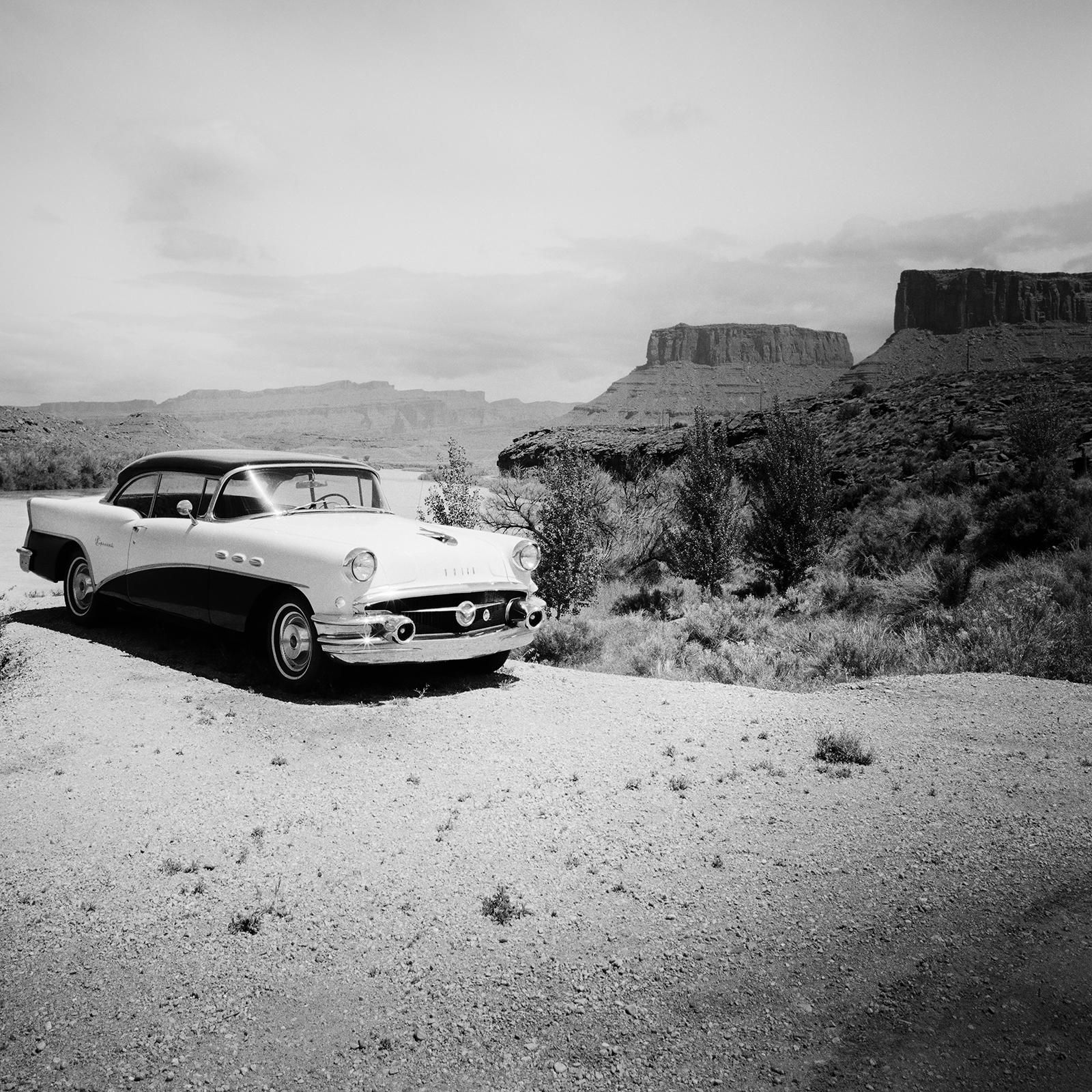 Buick 60 Century Convertible, Wüste, USA, schwarz-weiß Landschaftsfotografie im Angebot 4