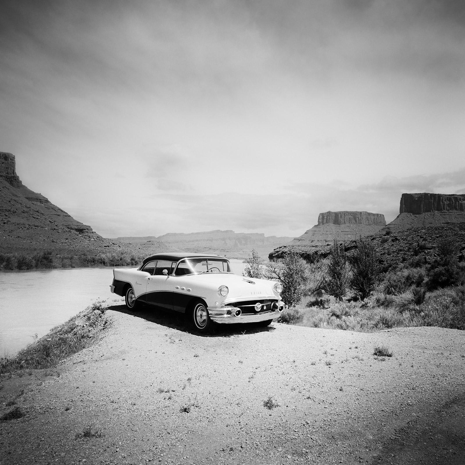 Gerald Berghammer Black and White Photograph – Buick 60 Century Convertible, Wüste, USA, schwarz-weiß Landschaftsfotografie